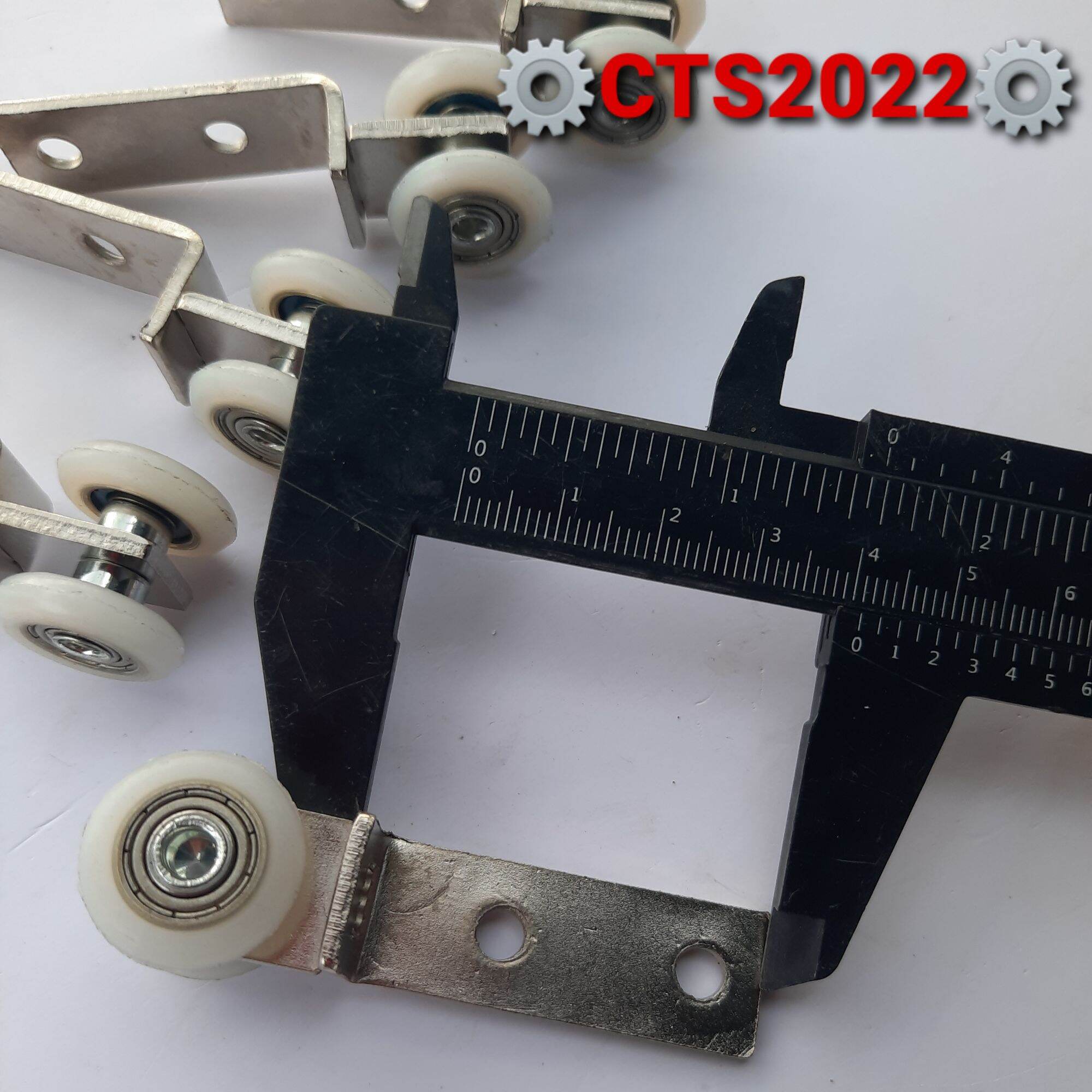 Con lăn trên cửa lùa inox tiện dụng