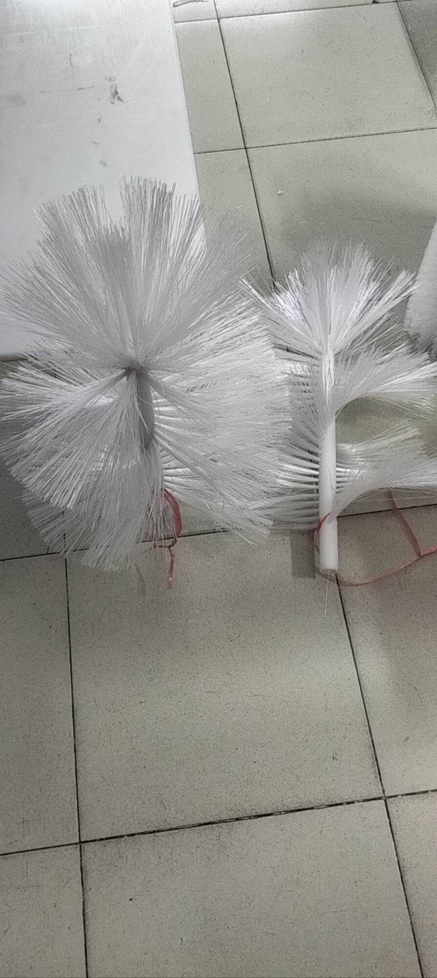Chổi rửa trong bình nước suối
