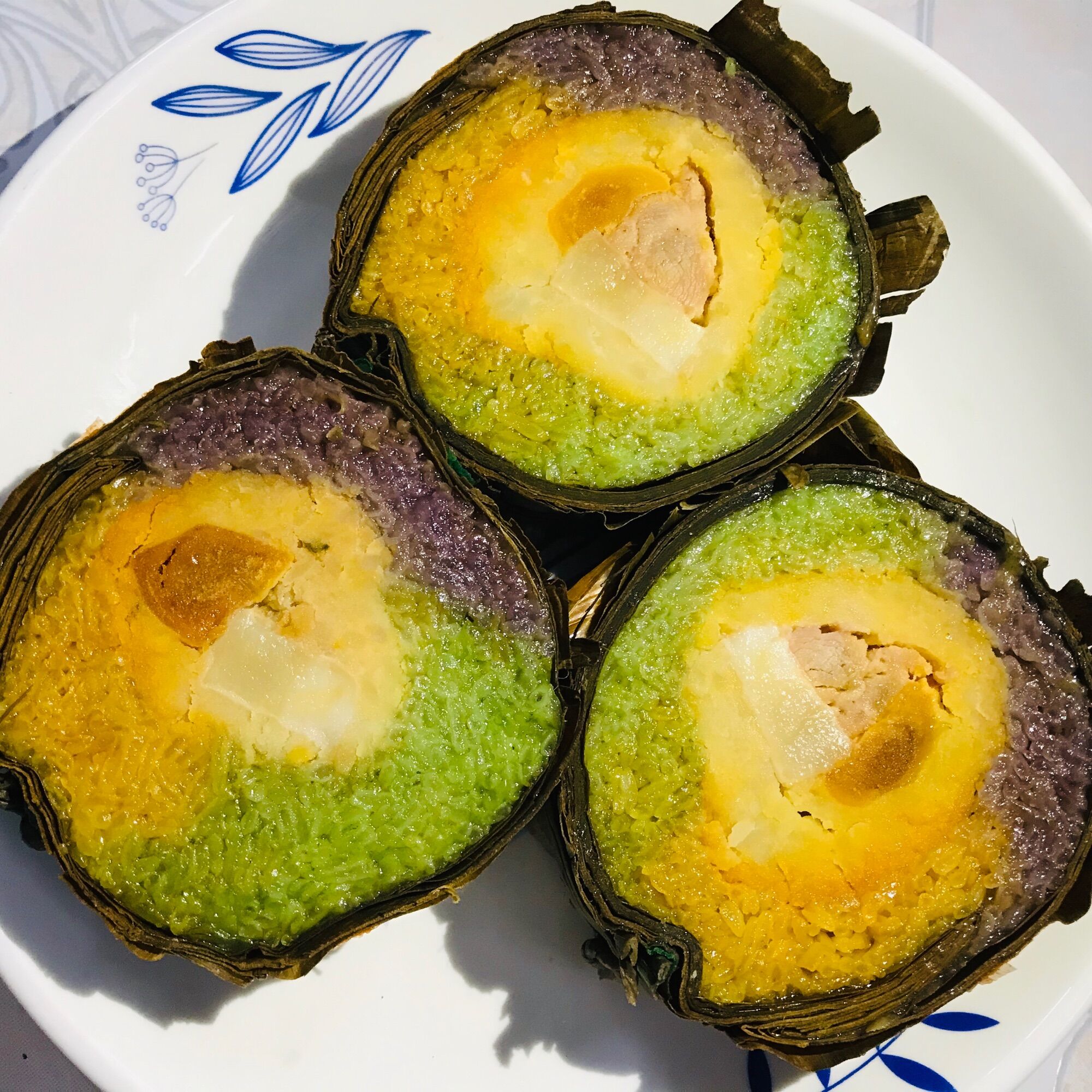 Bánh tét Trà Cuôn ngũ sắc nhân mặn , đặc sản chính gốc Trà Vinh
