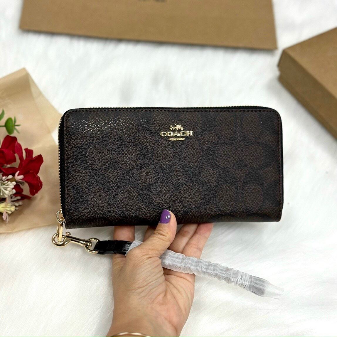 Ví C0ach
Long Zip Around Wallet xinh xắn