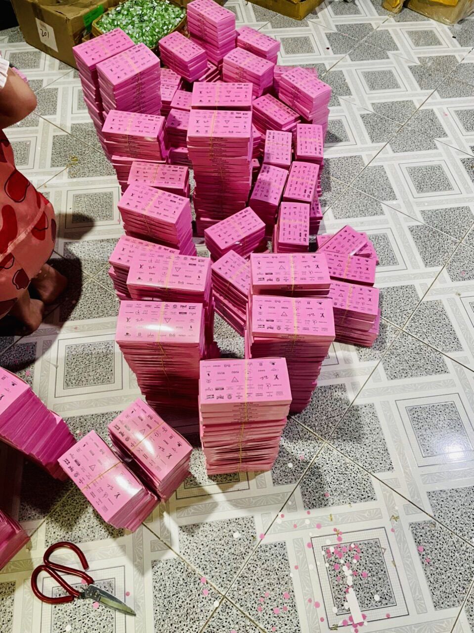 Hợp 20 ống nước hoa mini thơm tuyệt