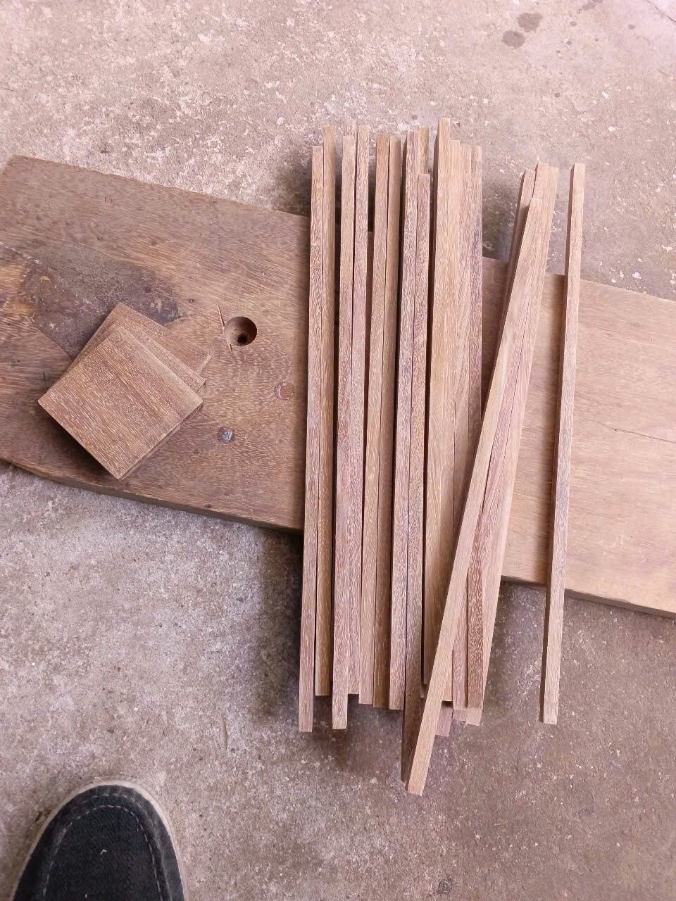 thanh gỗ lim vuông 0,8cm dài 30,40-50cm( gỗ lim tốt)