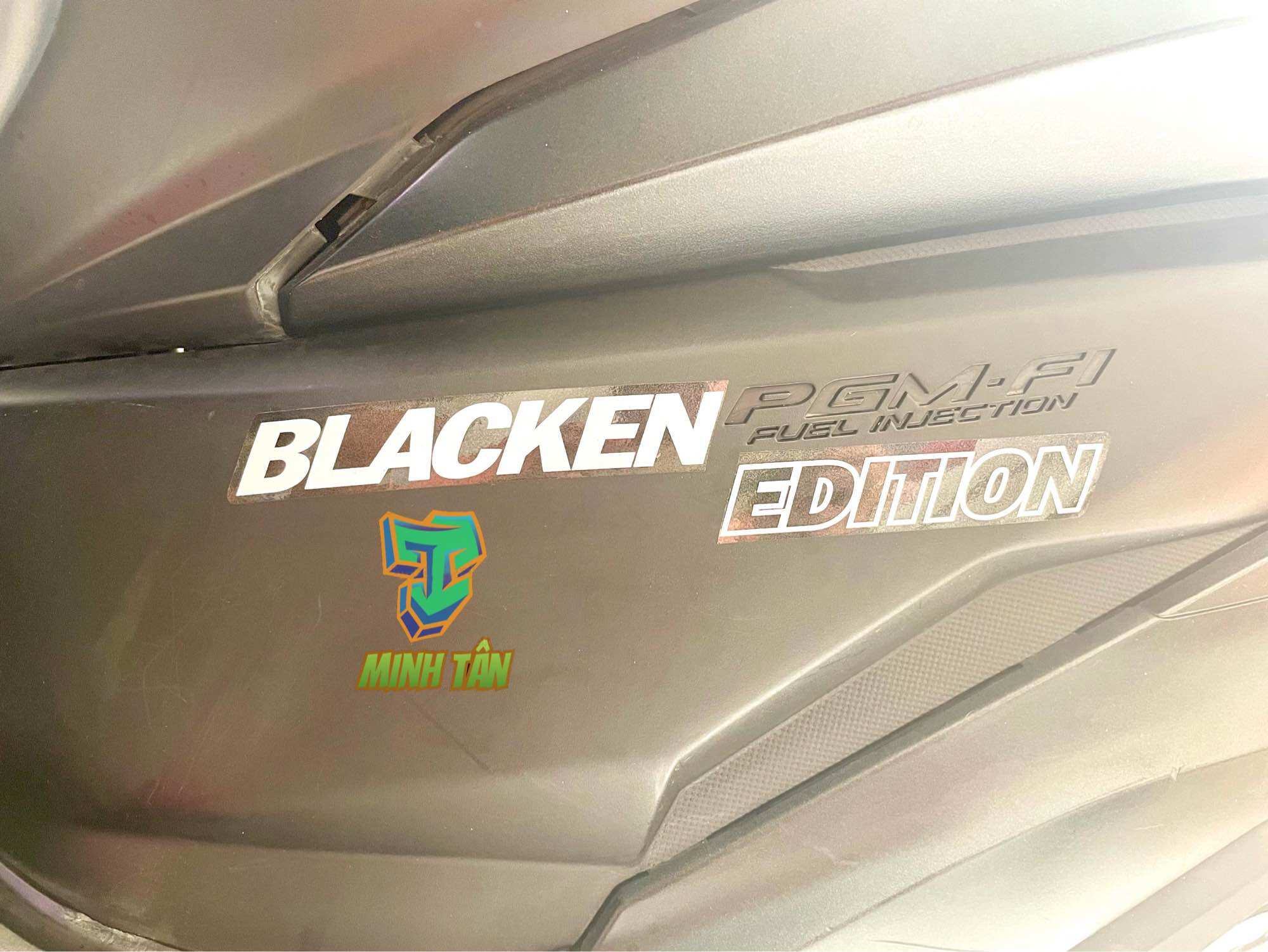 Tem BLACKEN EDITION nền trong siêu nét. ( giá 1 cặp)