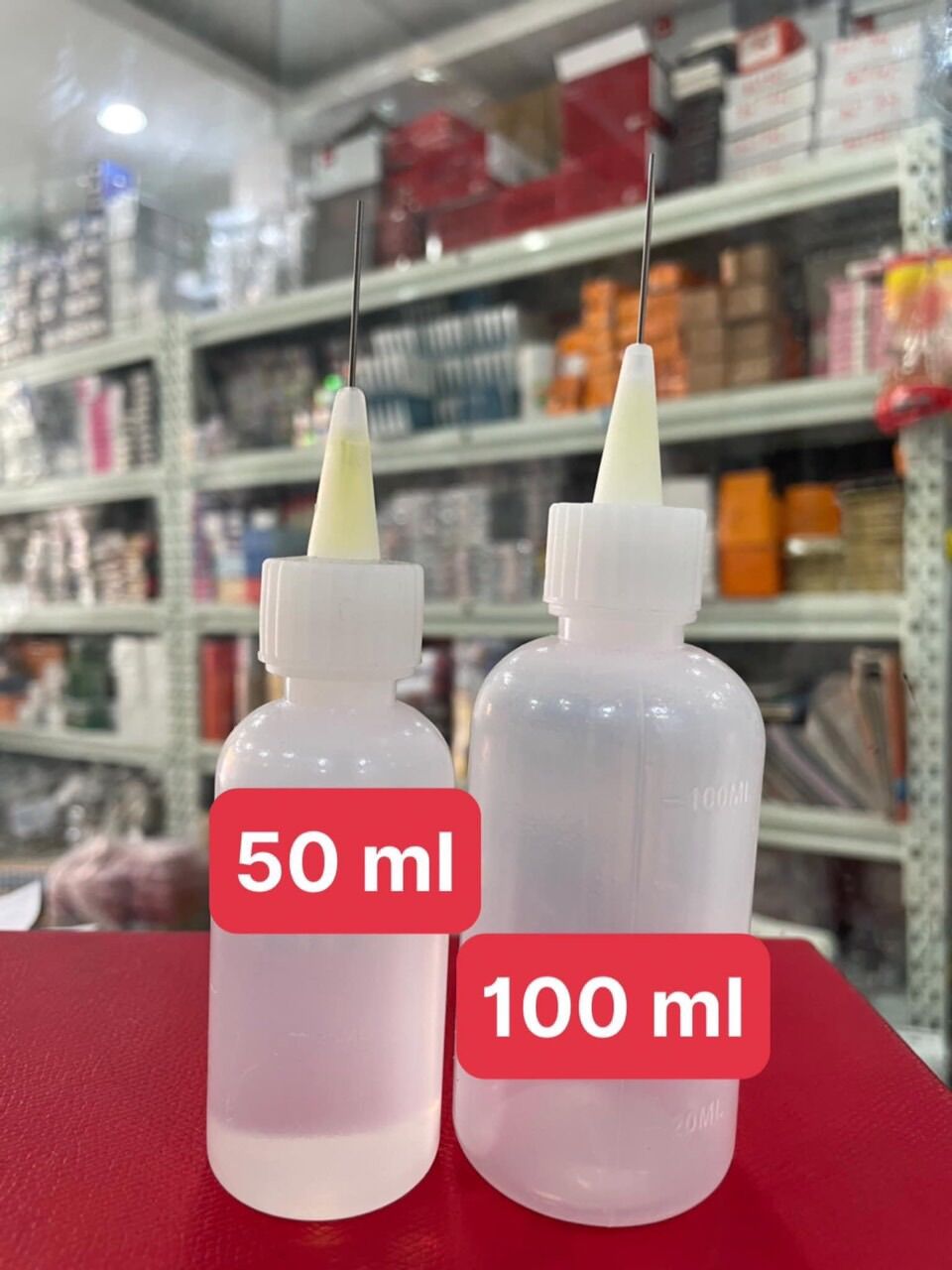 BÌNH TRA CHÂM NHỚT ĐẦU VỊT NHỚT RA BĂNG KIM LOẠI VÀ NHỰA BÌNH CHÂM DẦU MÁY CÓ CHIA VẠCH. Dung tích 120ml.