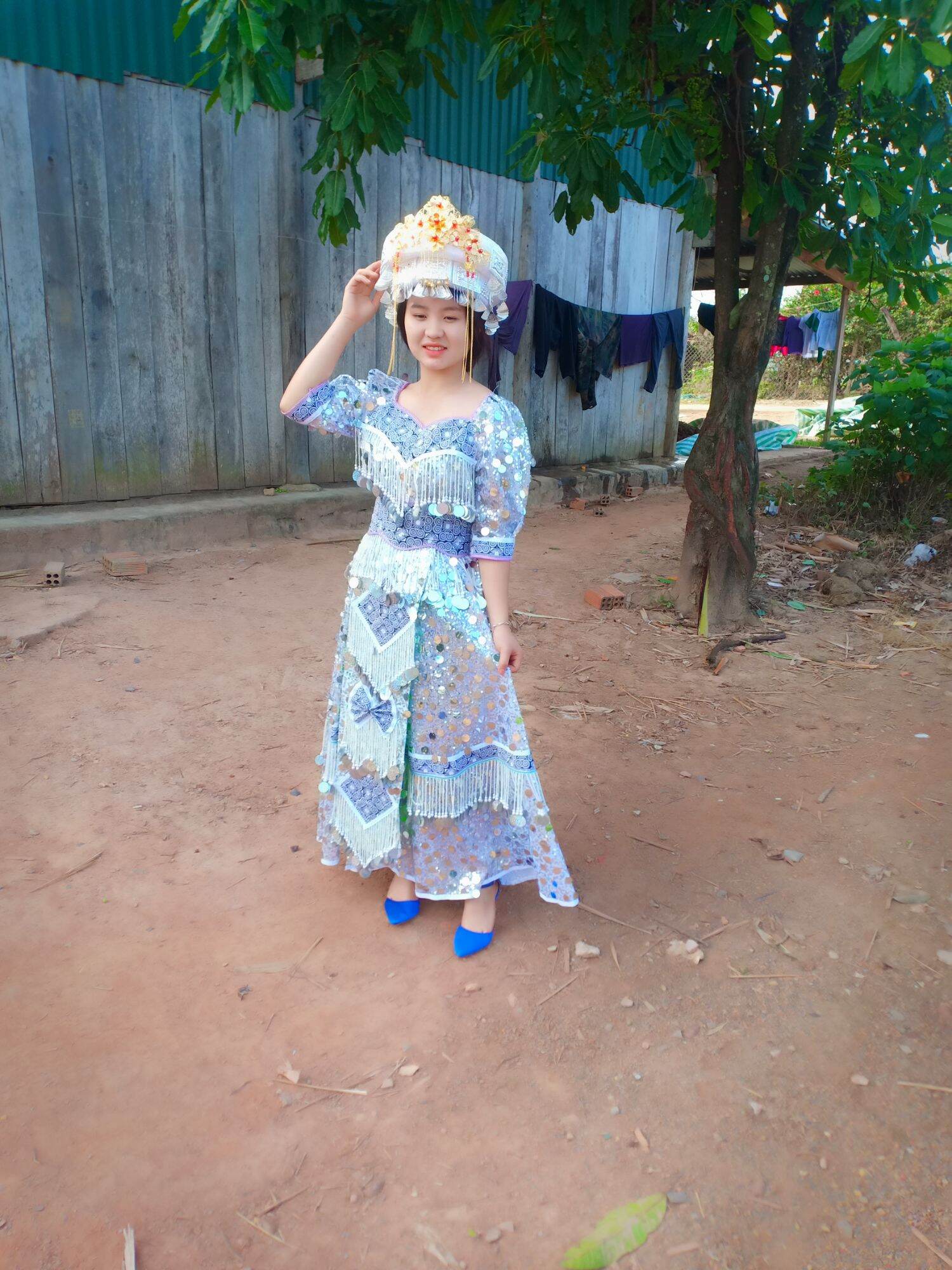 khaub Ncaws Hmoob zoo nkauj dawb