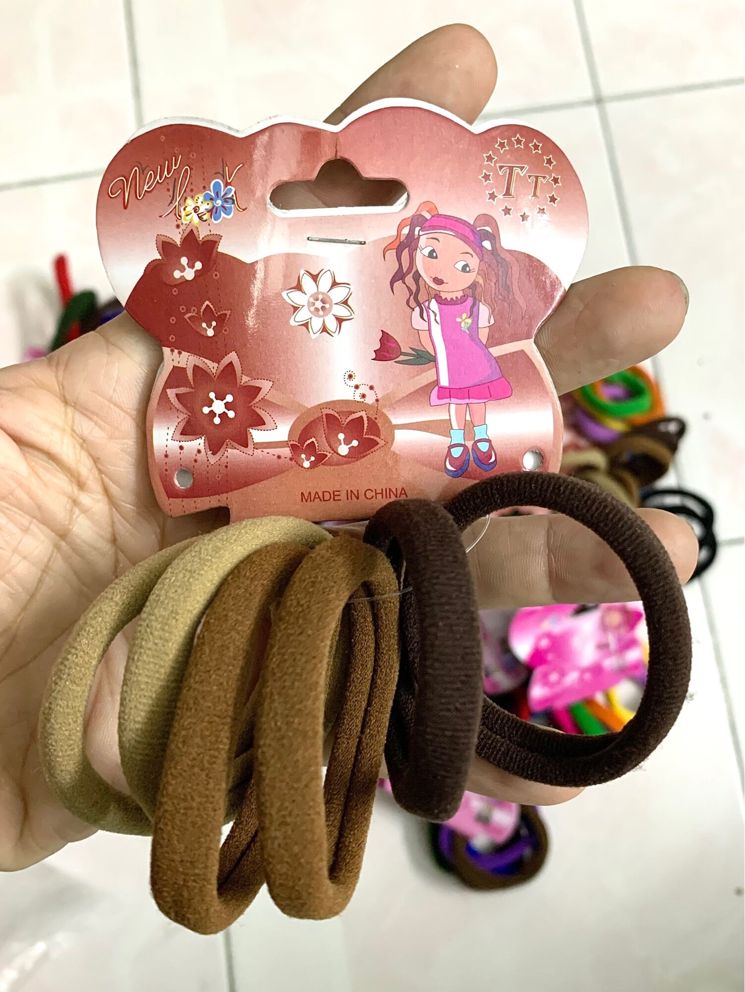 1 xâu gồm 6 sợi thun cột tóc.