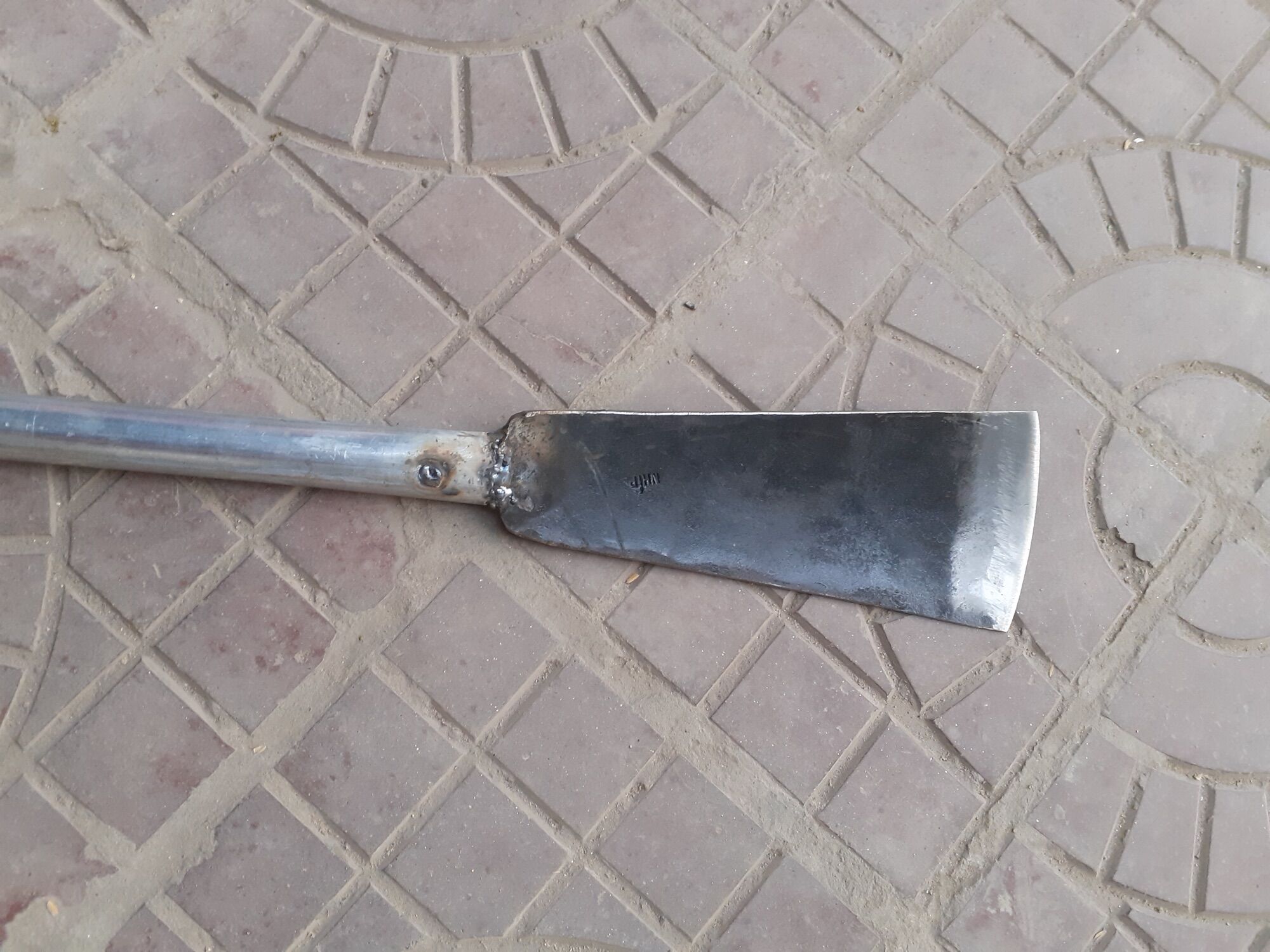 Thuổng bấng cây , đào đất . Chất thép nhíp xe . Luõi cong và thẳng.