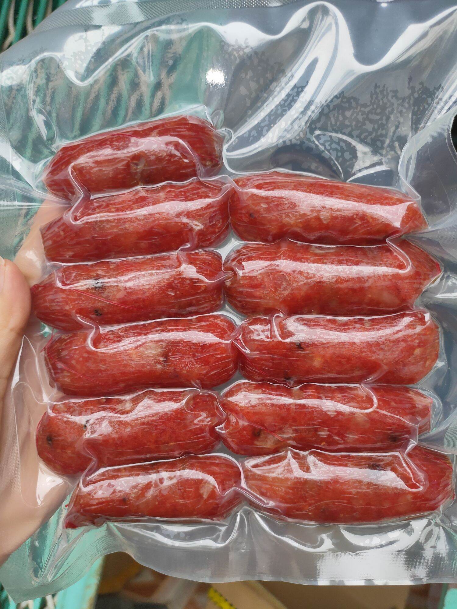 lạp xưởng heo. lạp xưởng tôm