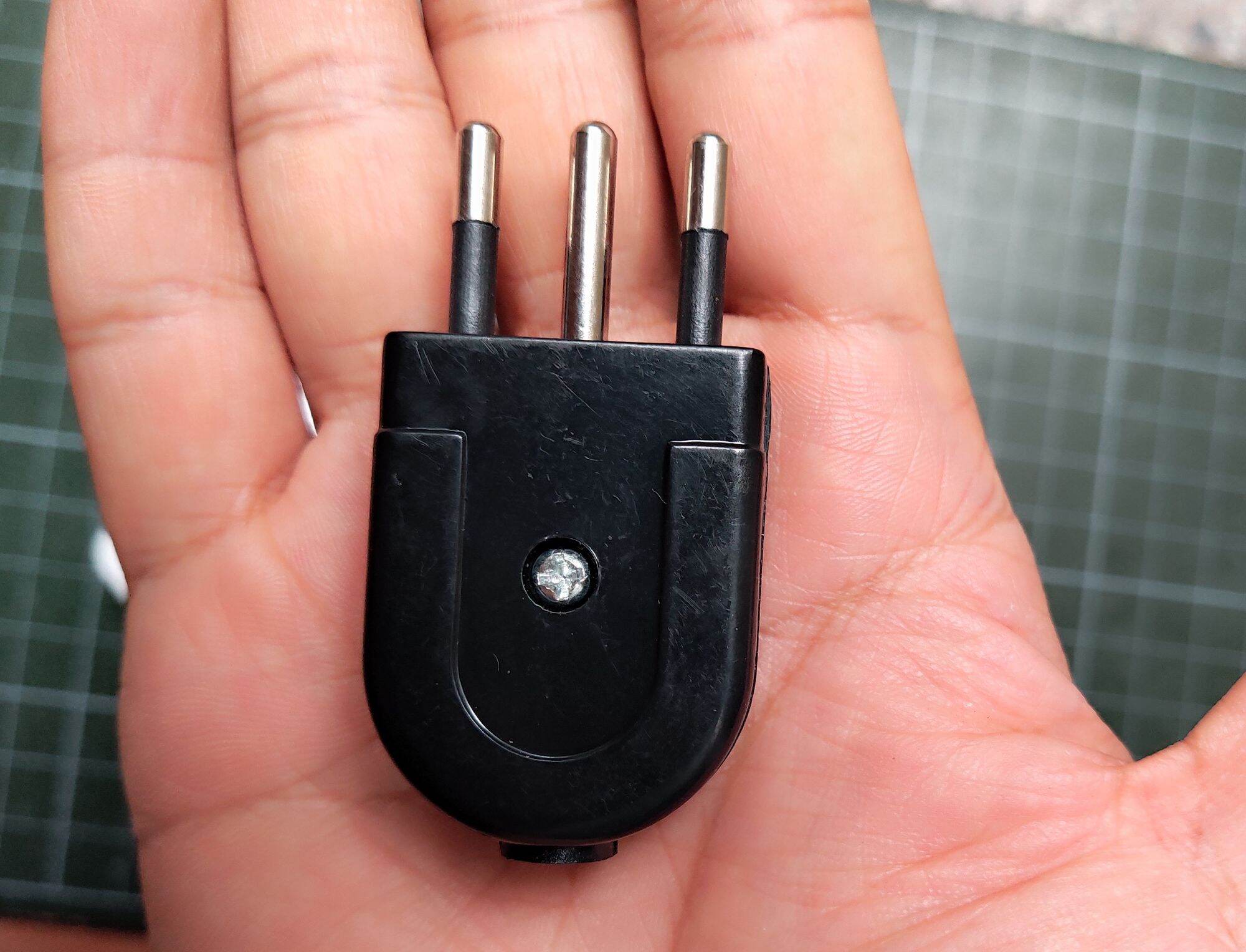 Phích cắm 3 chân (3 cực) kiểu L - chống cắm nhầm điện