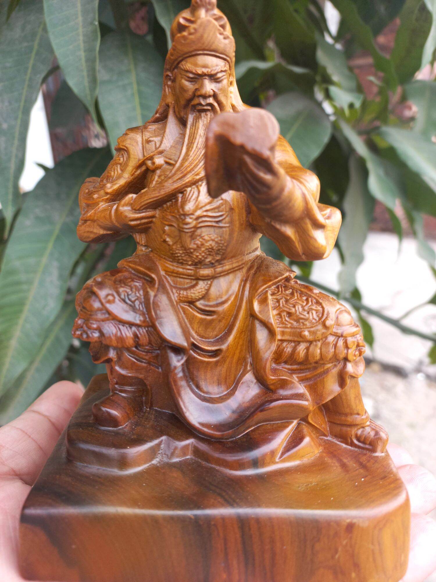 Tượng quan công đọc sách bằng gỗ bách xanh thơm nức kt 15×10×5cm