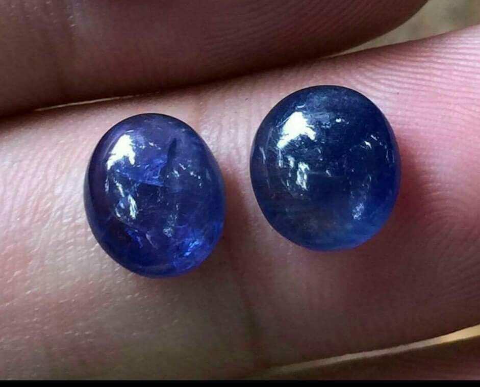 Cặp Sapphire thiên nhiên Việt Nam, lên nhẫn cặp, khuyên tai đều đẹp, chất trong kính màu xanh chuẩn tông sang trọng khi kết hợp vàng tây