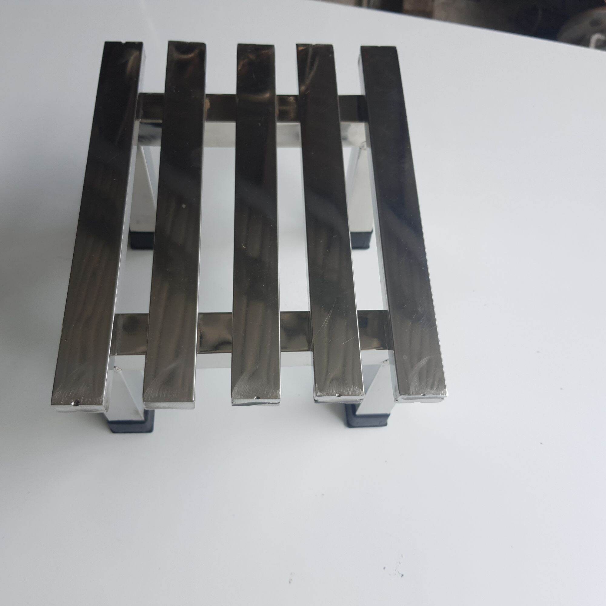 Ghế ngồi thấp bằng thanh hộp inox . Bóng đẹp , chăc chắn và nhiều lưạ chọn  . Kích thướt 18 x 25cm cao 12cm .
