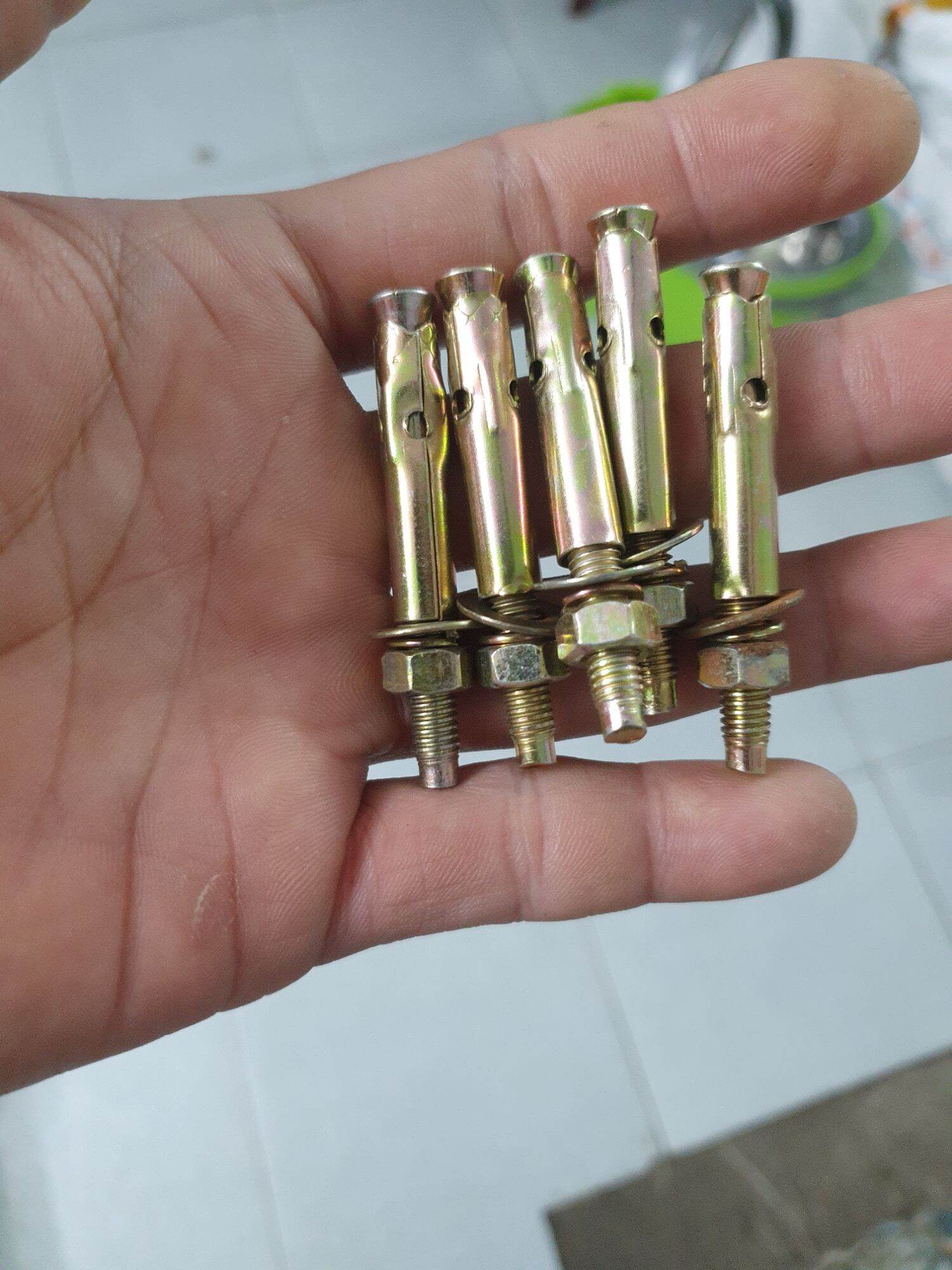 tắc kê sắt bulon nở 6li ,8li bọc 10 con