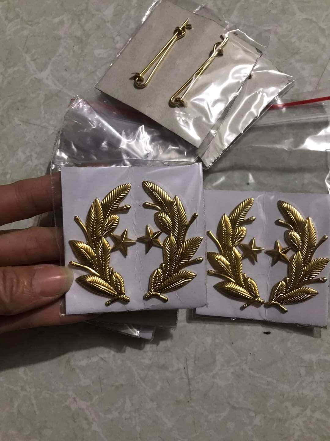 Cành tùng cài áo vest