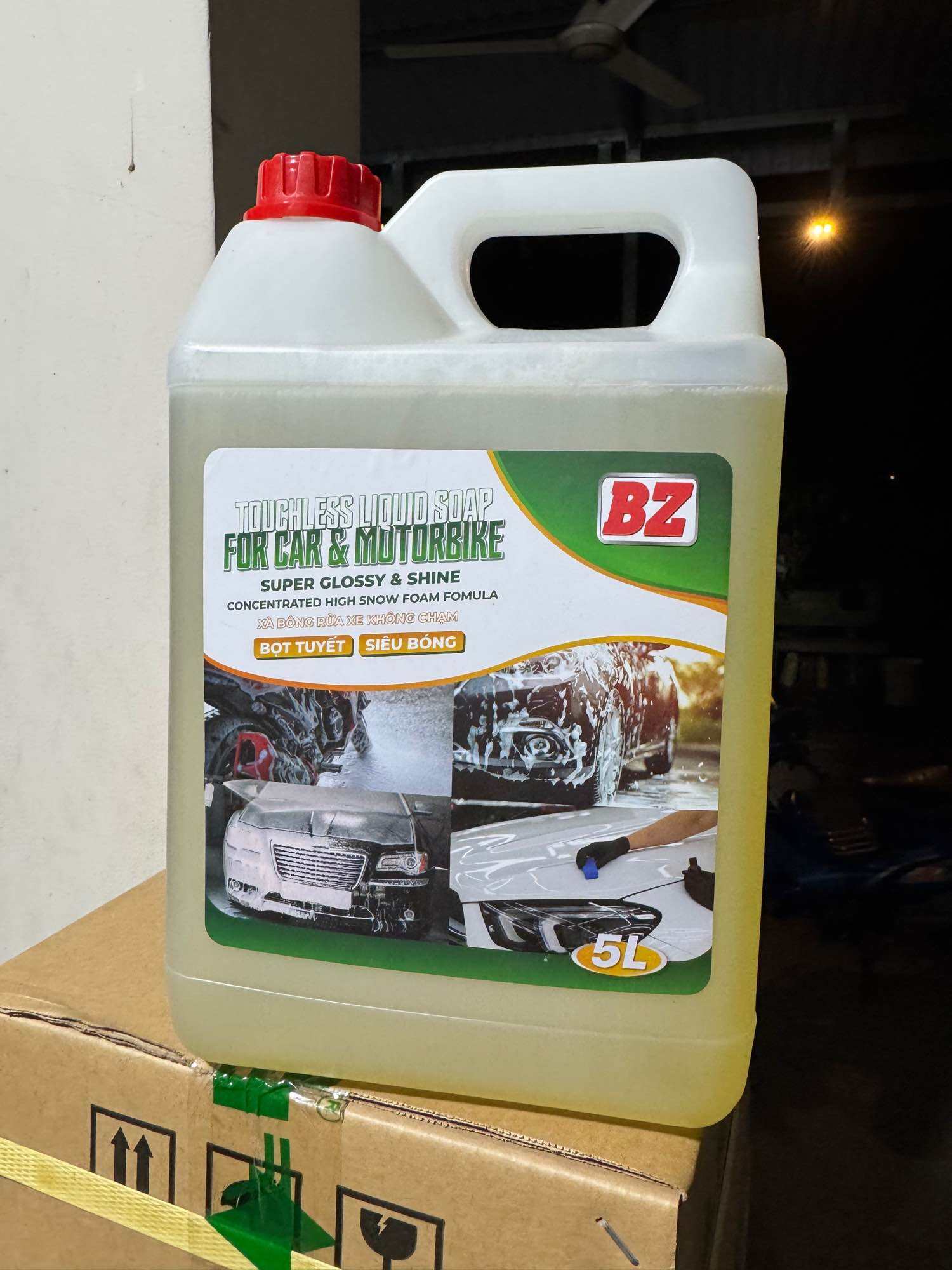 Can 5 lít vàng nước rửa xe không chạm bz có hiệu ứng lá sen chống bám bụi xuất xứ Việt Nam