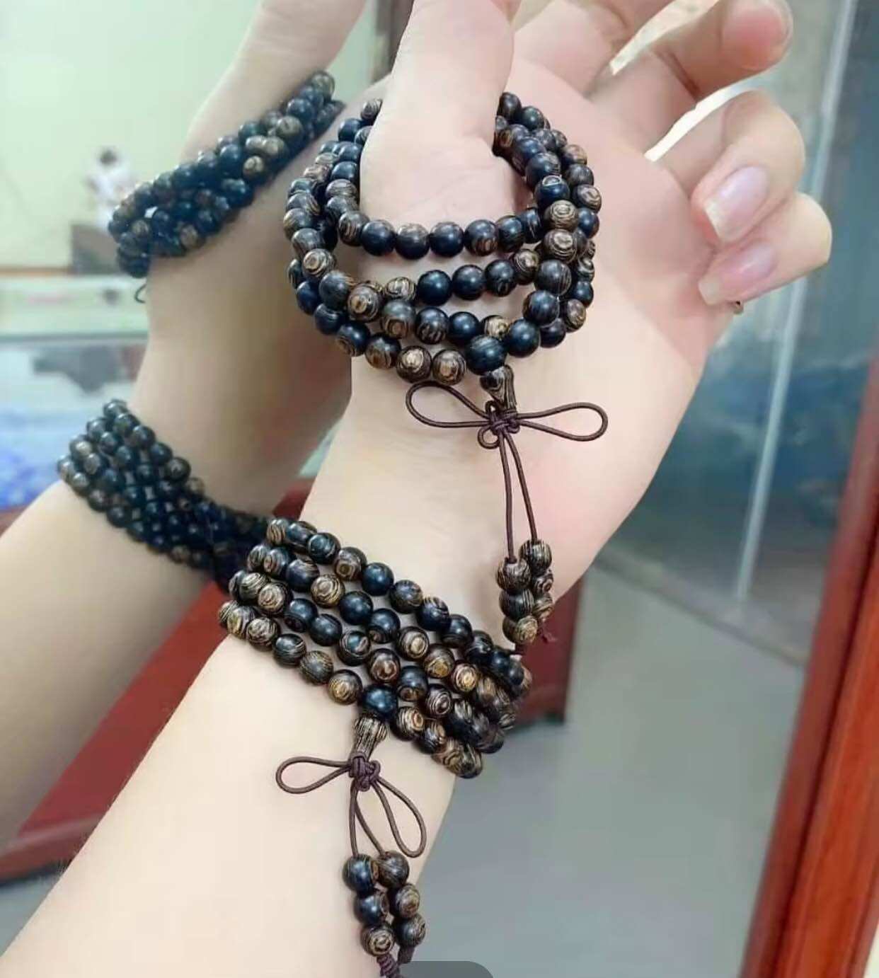  Vòng tay trầm hương chuỗi vòng tay trầm hương sánh chìm 108 hạt tự nhiên mùi thơm vĩnh viễn.   mua 1 dây tặng 1 gói cao dán  . 