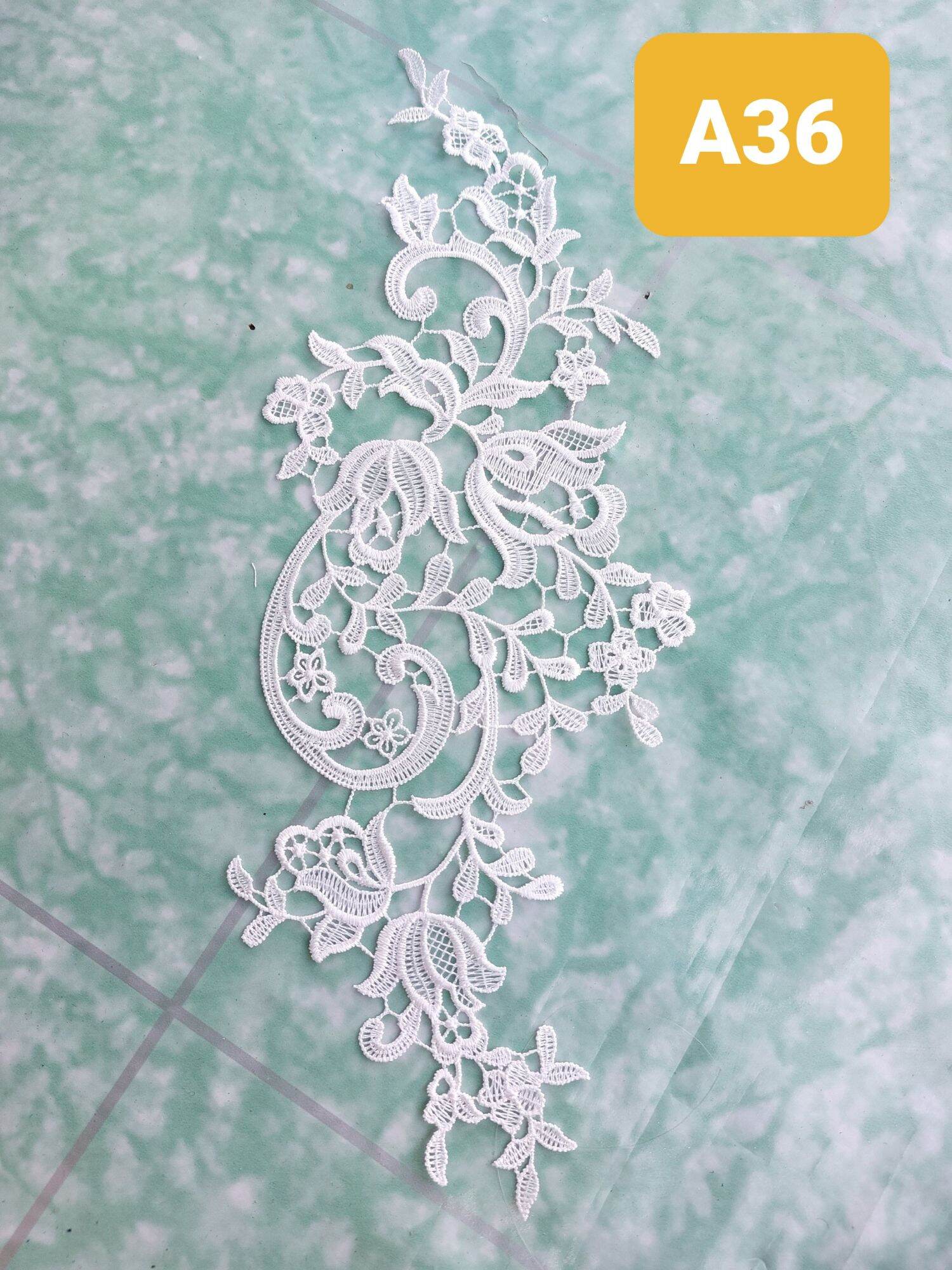 Miếng hoa thêu đắp vải màu trắng
