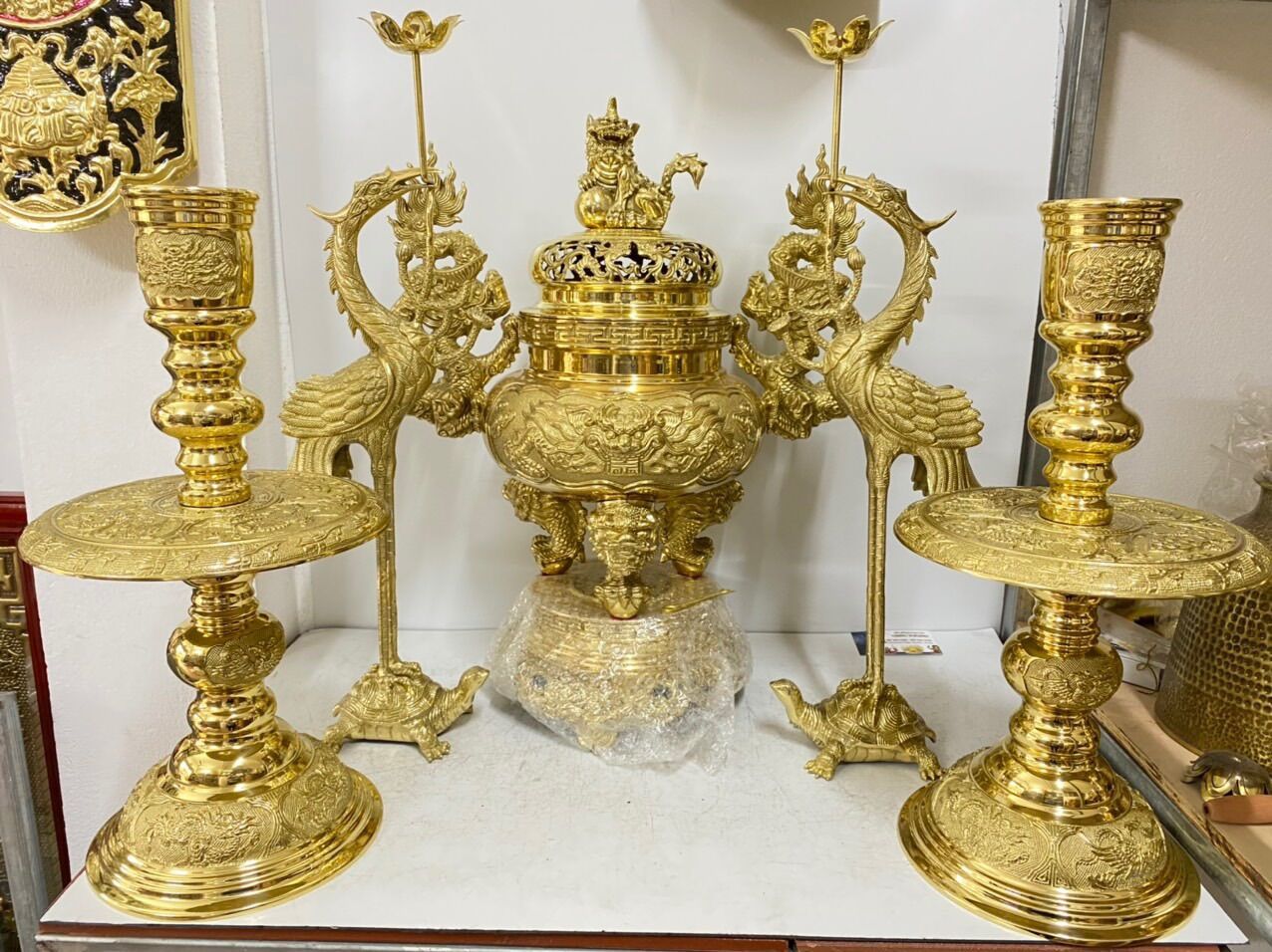Bộ đỉnh thờ lư thờ bằng đồng nguyên chất cao 50cm màu vàng ánh kim đỉnh hạc nến tam sự ngũ sự