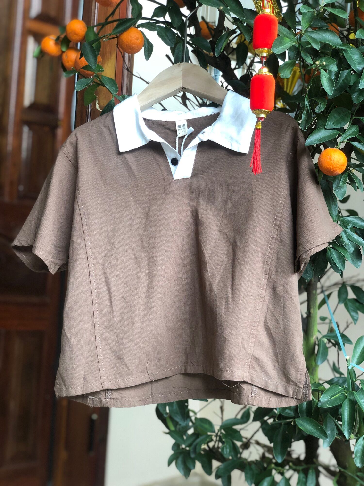 Áo nâu cổ trắng phong cách Hàn bé trái