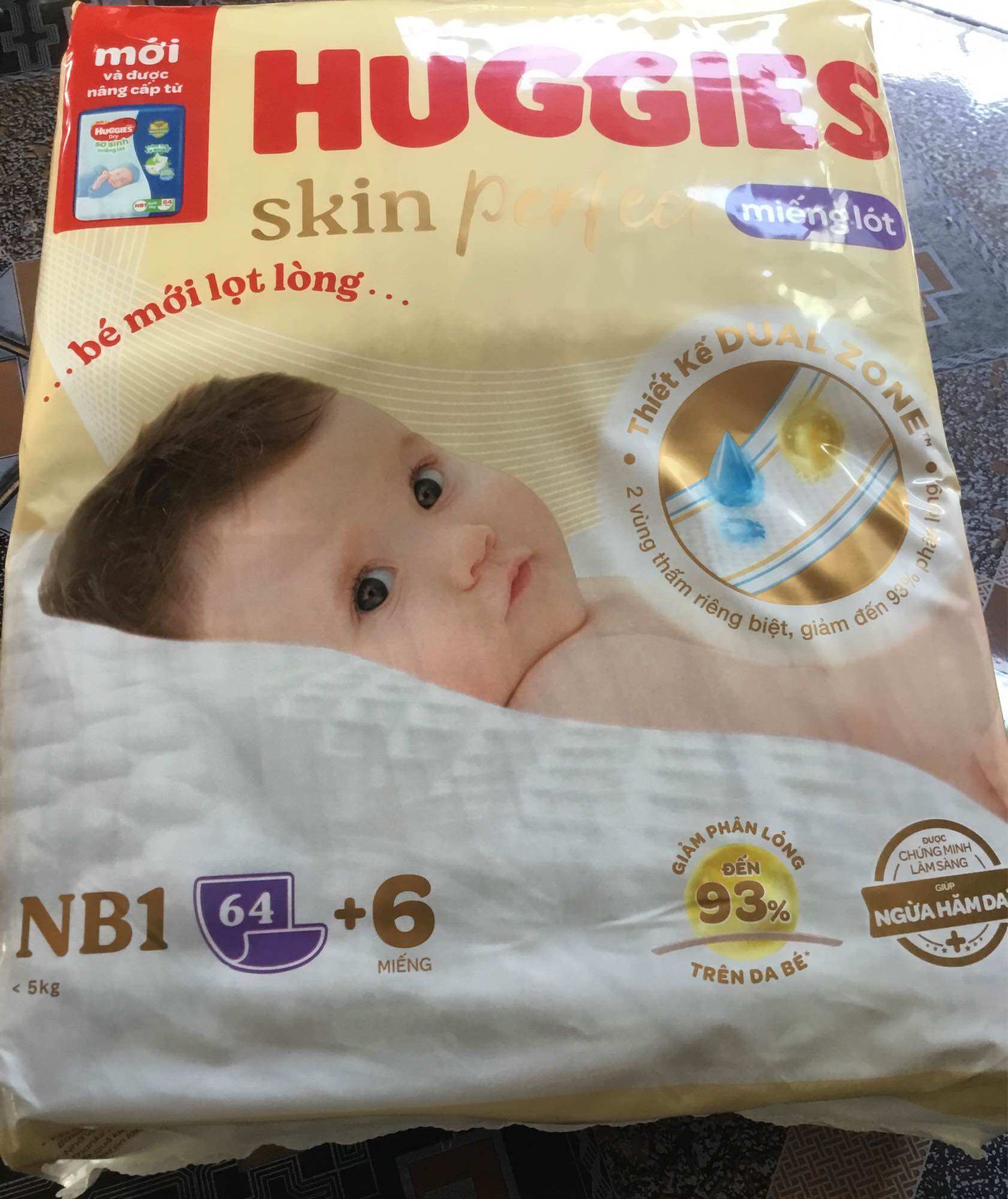 Mẫu mới tặng thêm 6 Miếng - Miếng Lót Sơ Sinh Huggies NB1 64 miếng Skin Perfect - Tã lót sơ sinh newborn Huggies- Hsd luôn mới