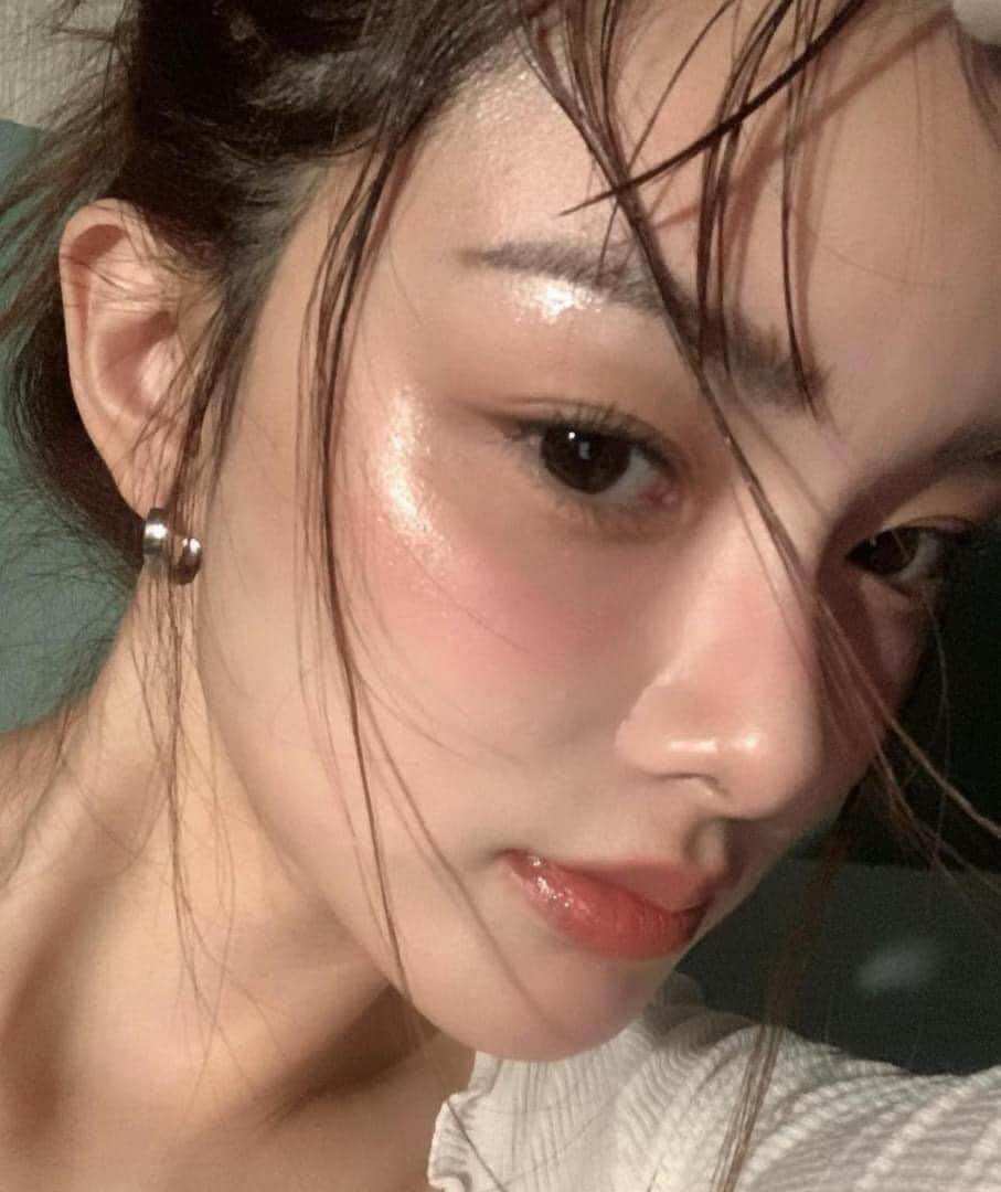 Thỏi Nhũ Bắt Sáng Căng Bóng HelloKiss Stick 6g
