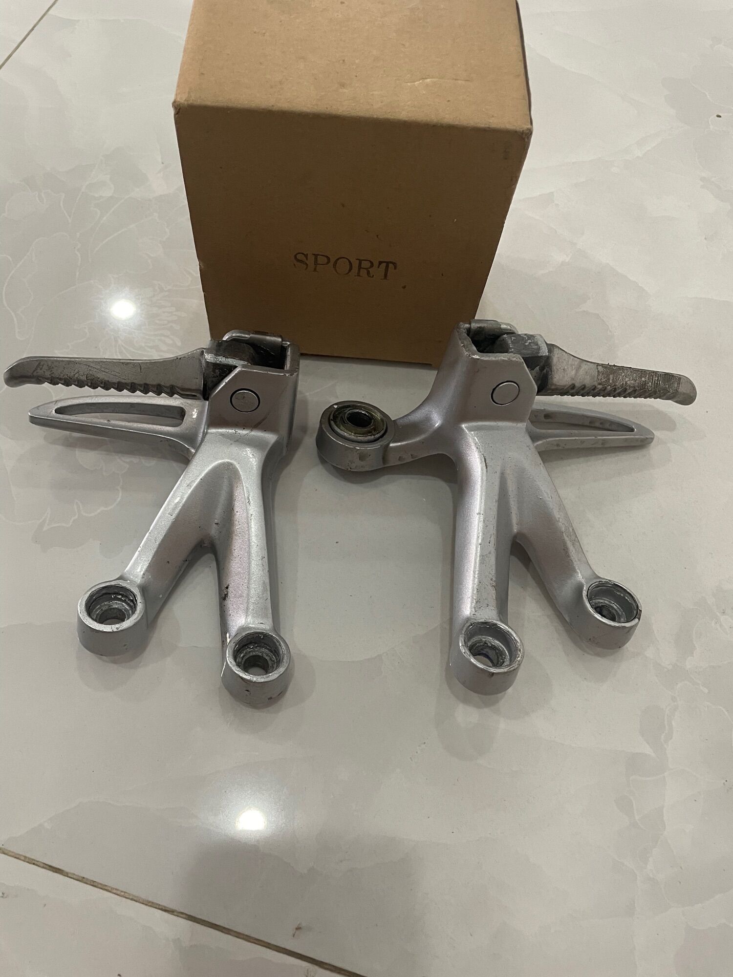 Bộ gác chân xipo nhôm