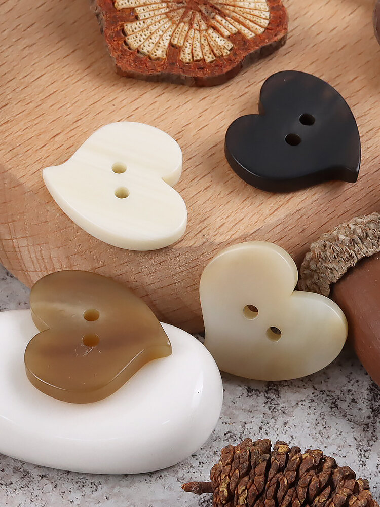 Nút Nhựa Trái Tim Tình Yêu Màu Kaki Nữ Áo Len Nút Nhựa Hai Mắt Cà Phê Hai Lỗ Màu Đen Cappuccino Trắn