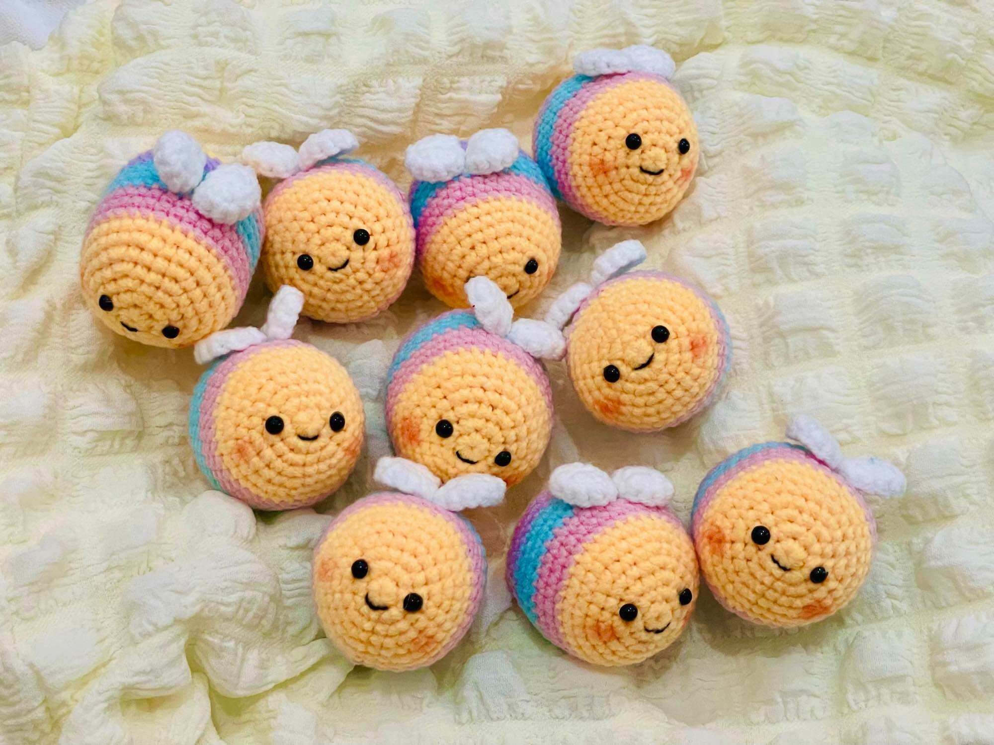 Móc khoá con ong bằng len handmade có sẵn