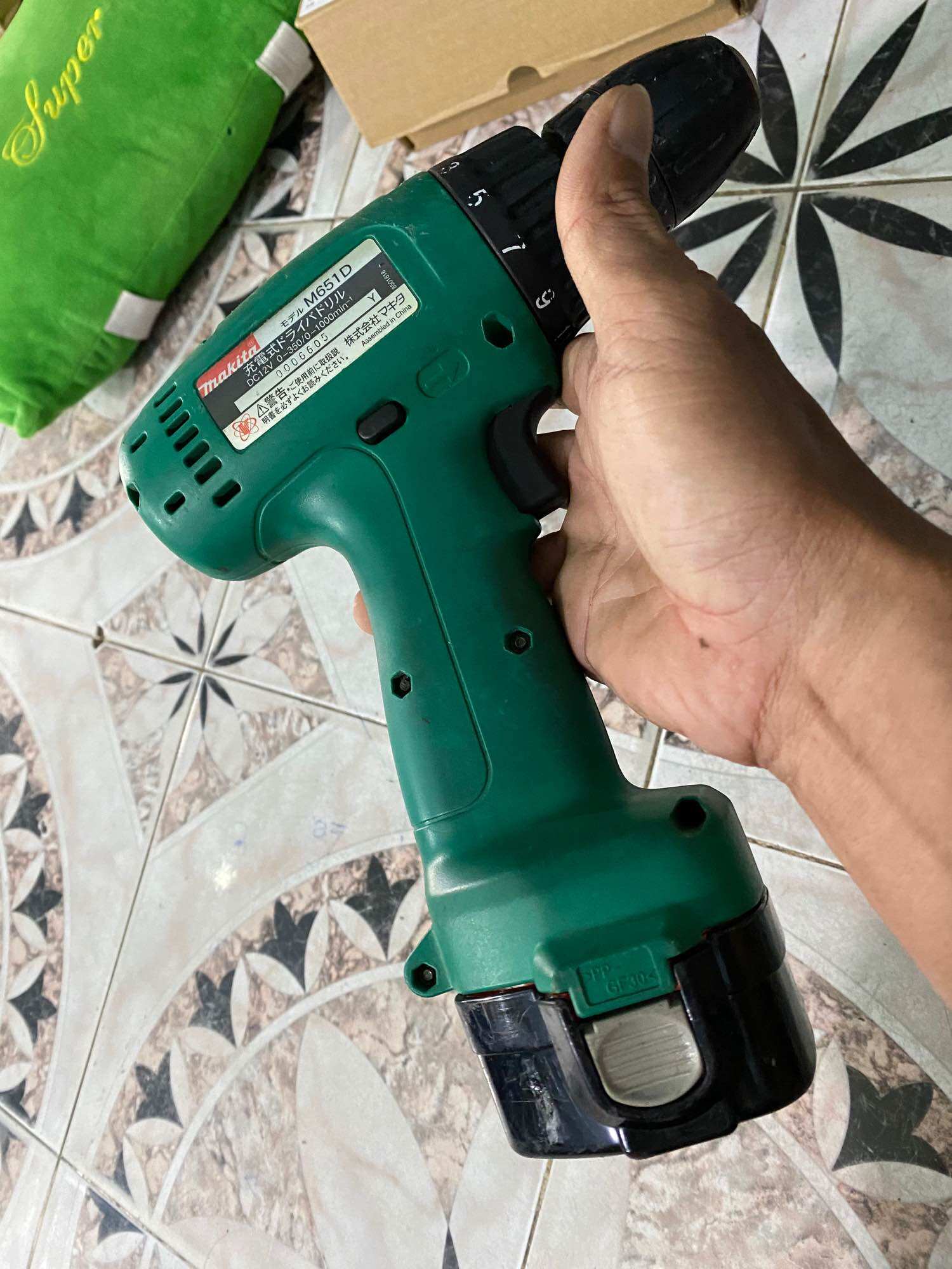 Máy khoan pin 12v Makita.