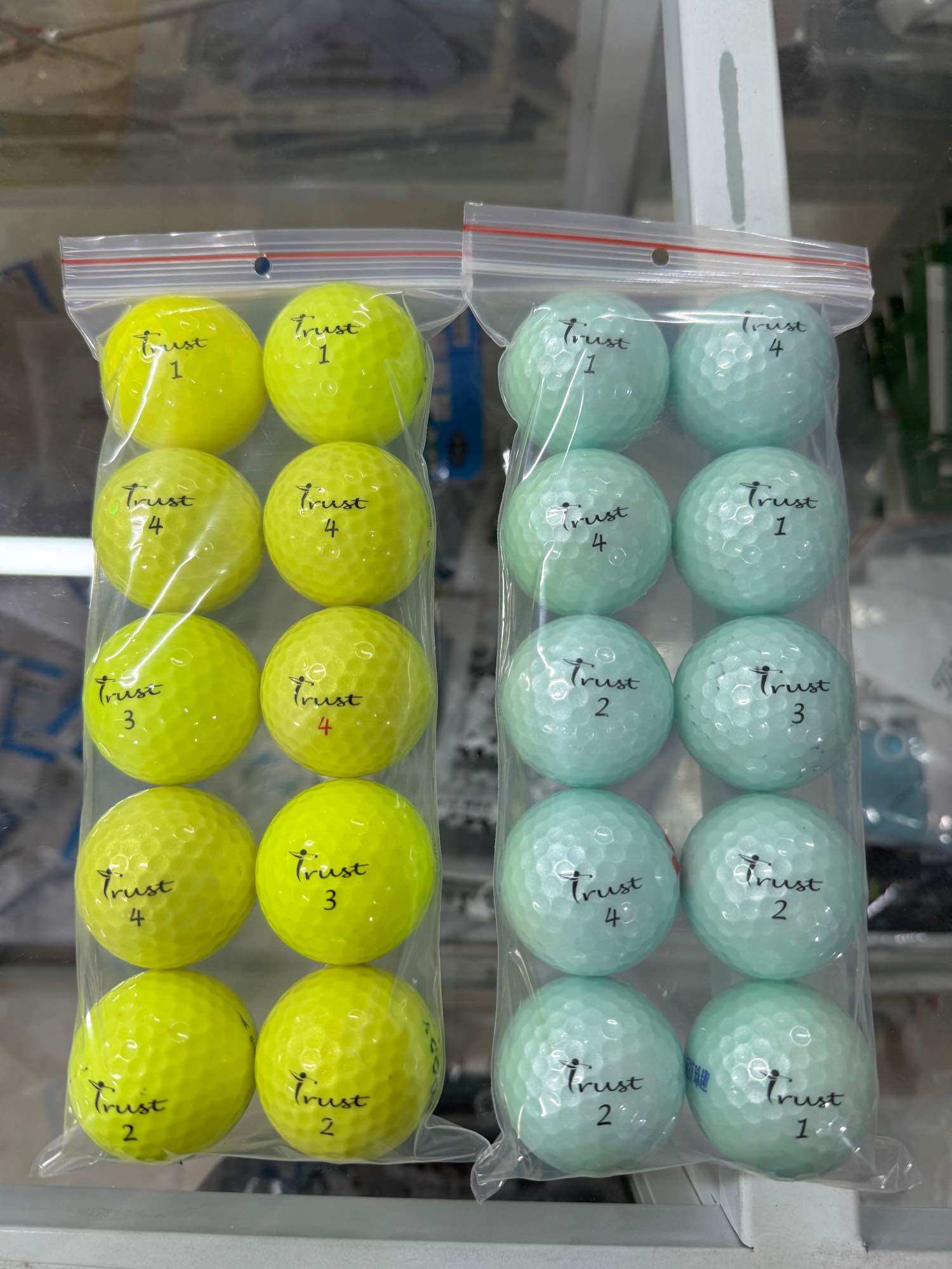 Bóng Golf Trust màu độ mới 98% (túi 10 quả)