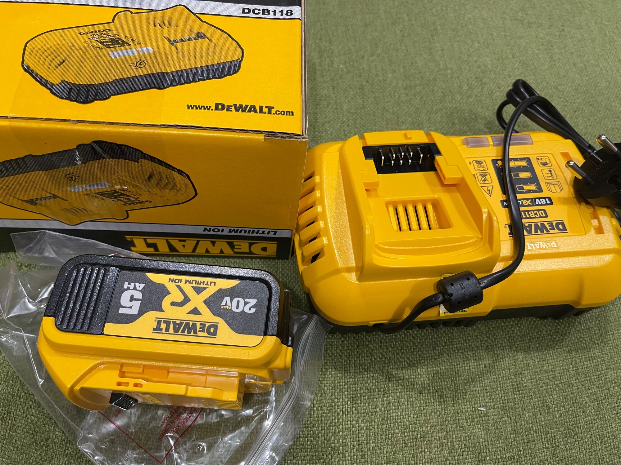 Bộ pin dewalt 5ah 20v , sạc nhanh 118 220v