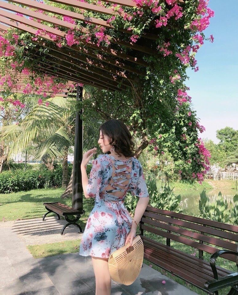 Đầm hoa hở lưng đan dây