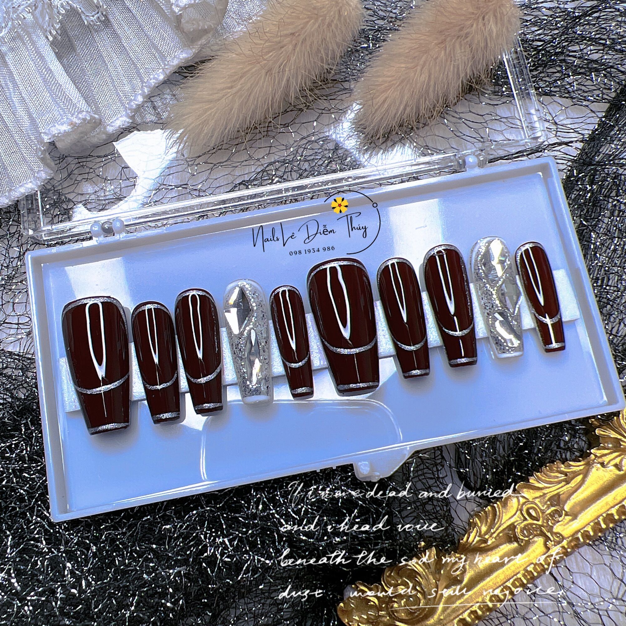Nailbox thiết kế màu đỏ đô phom thang dài