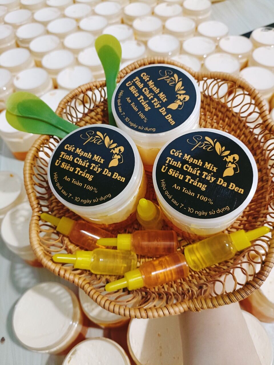 kem body cốt tặng kèm kích trắng + muỗng