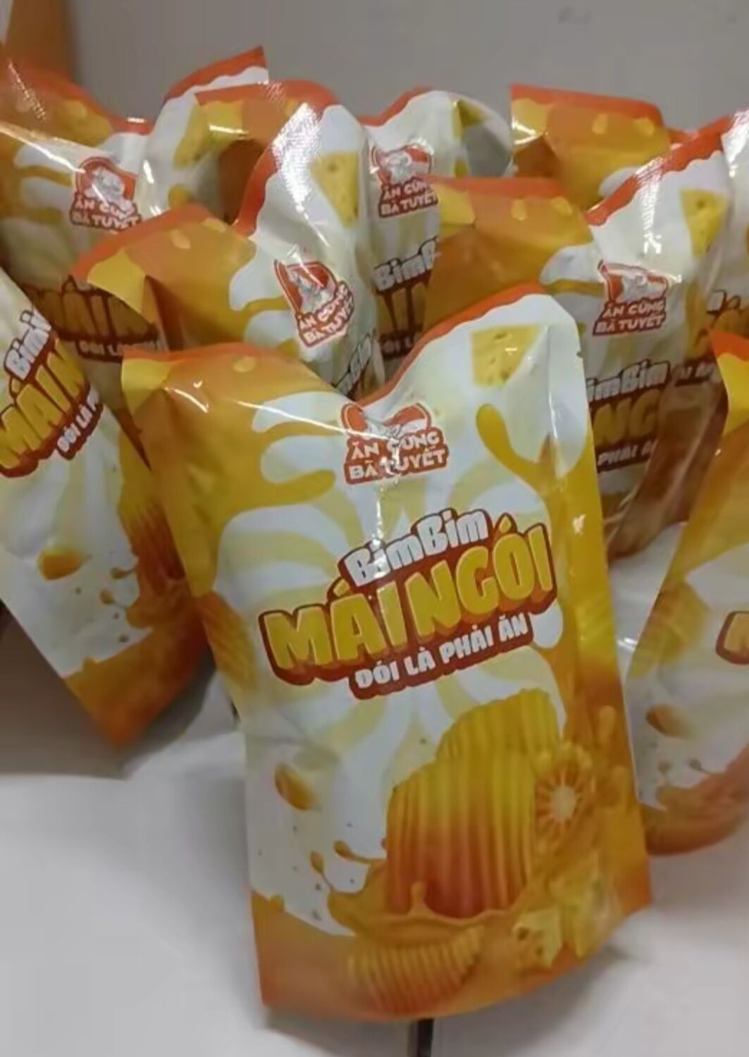 lốc 10 gói mái ngói ăn vặt ăn cùng Bà Tuyết ngon tuyệt vời