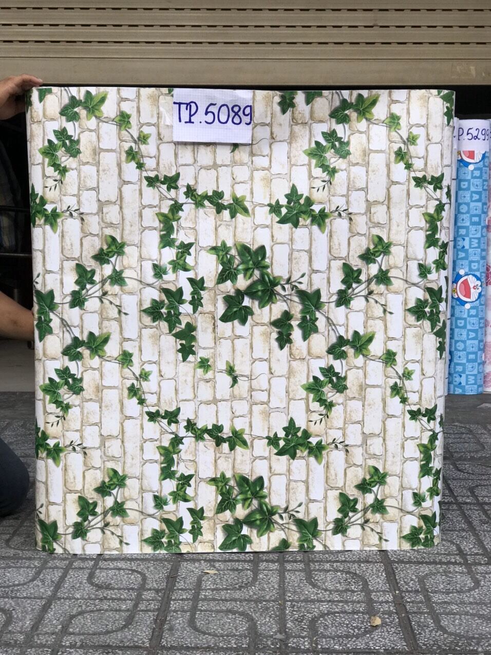 Giấy dán tường có keo sẵn