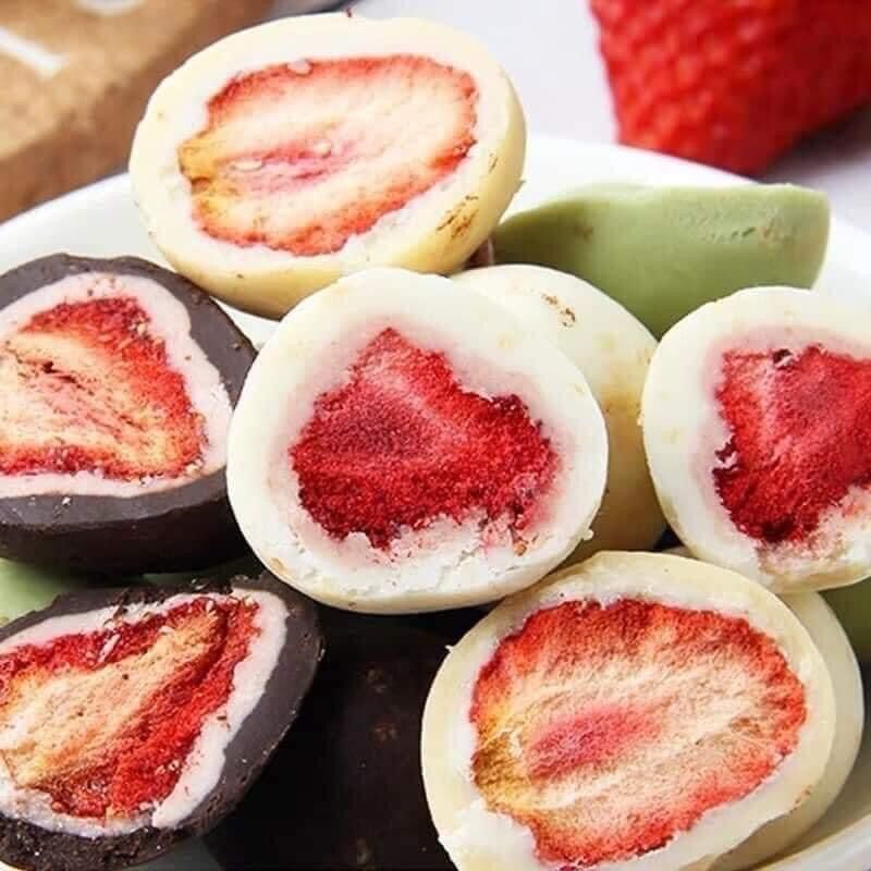 KẸO SOCOLA BỌC DÂU TÂY SẤY