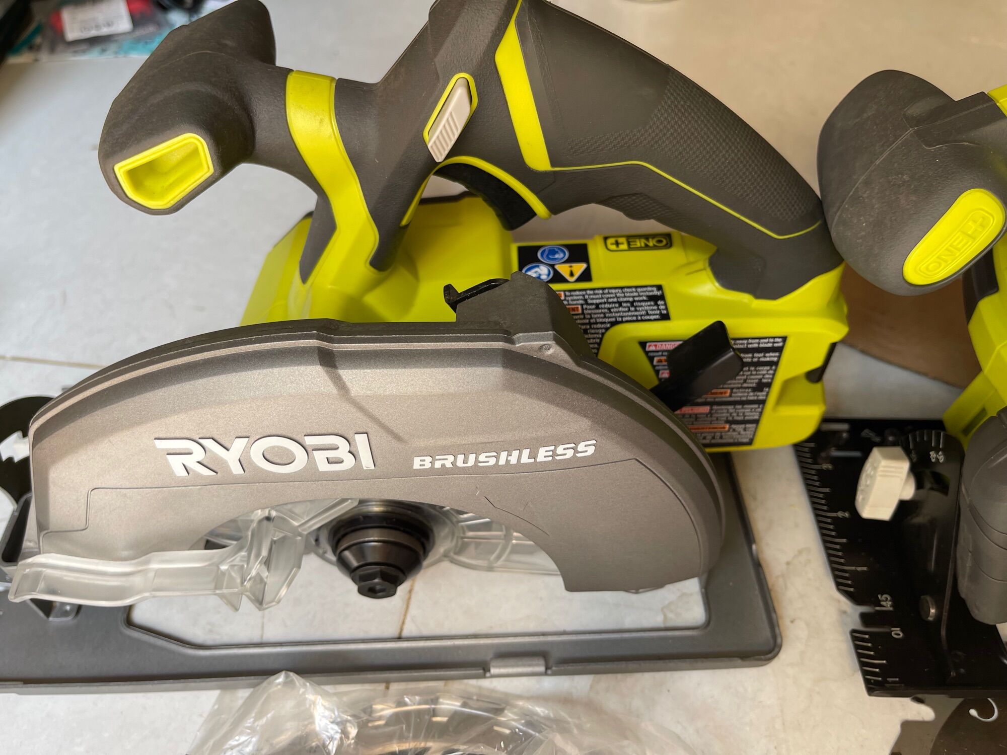 Cưa đĩa Ryobi thân mấy không than