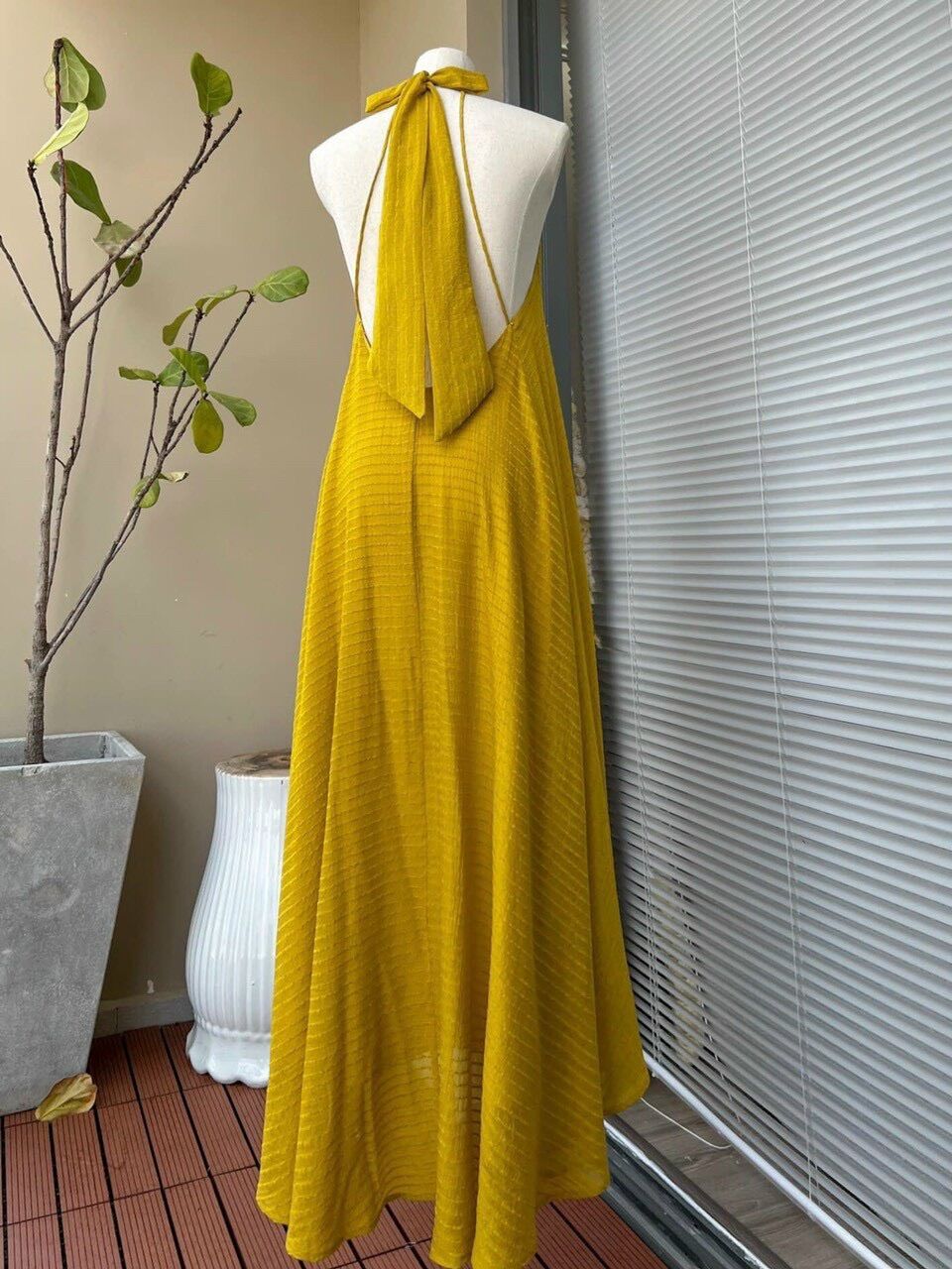 Đầm maxi vàng cổ yếm đi biển siêu xinh