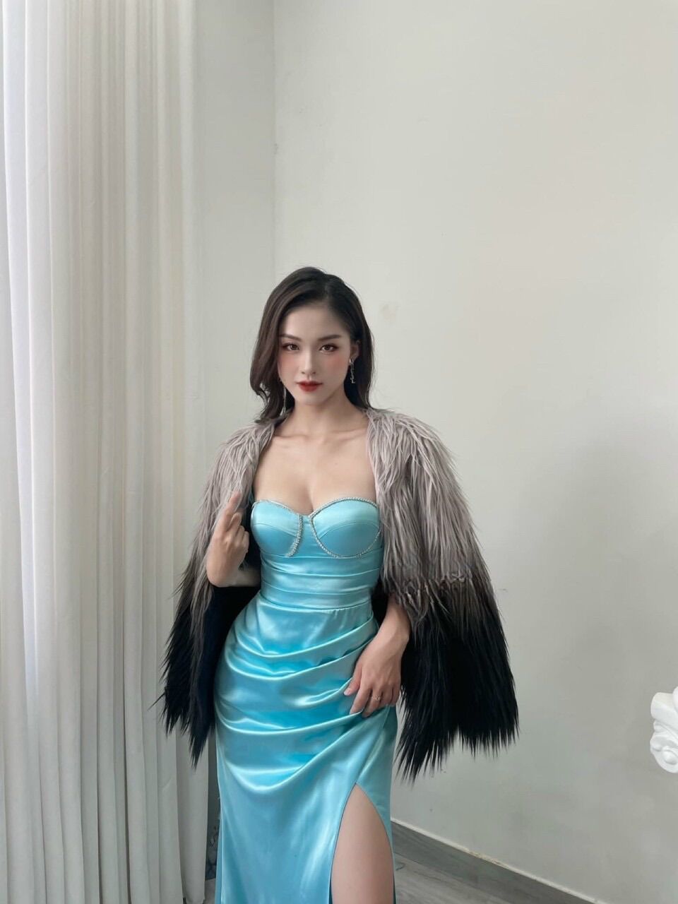 ĐẦM BODY CUP XẼ ĐÙI ĐÍNH ĐÁ VÀ KHÔNG