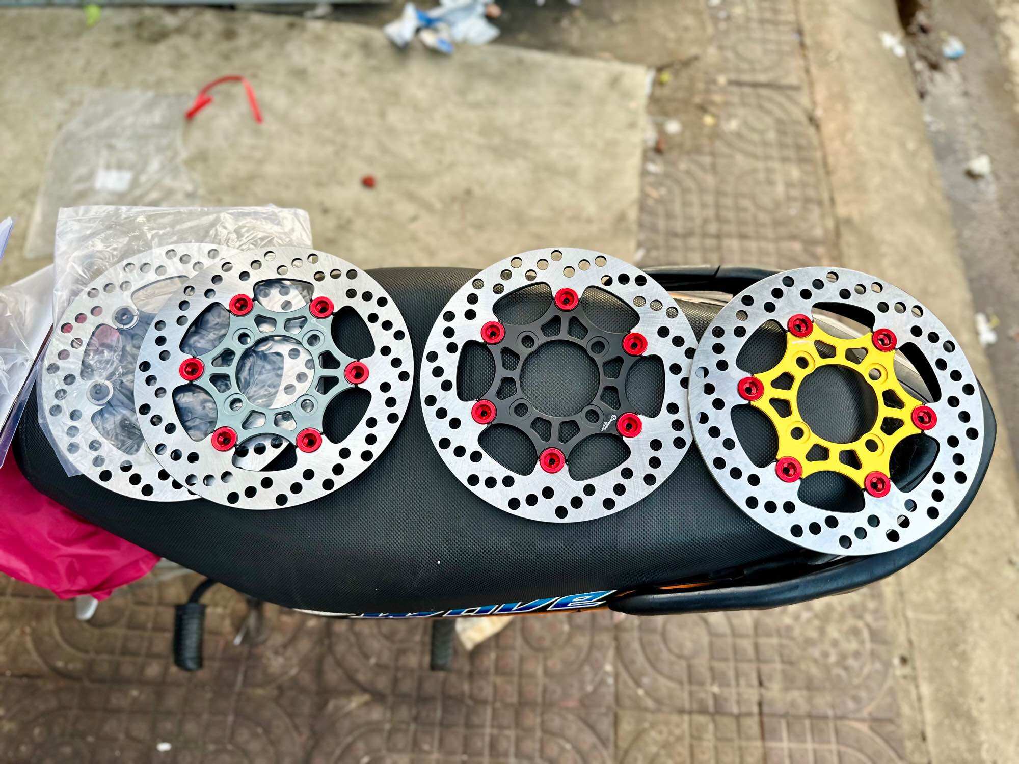 Đĩa thắng Brembo Moto 3 Khoen Đỏ 220mm
