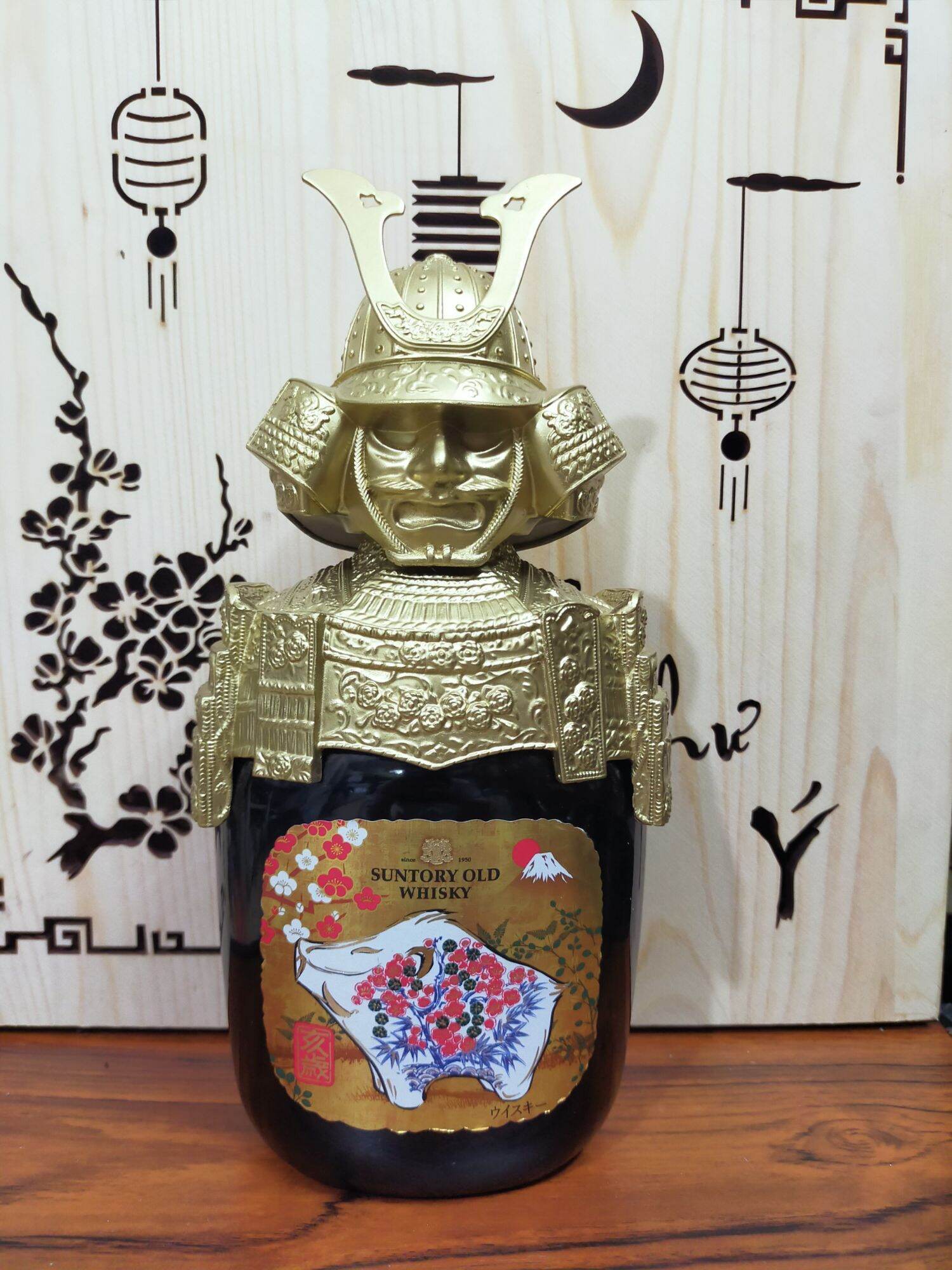 Vỏ CHAI kèm giáp Samurai độc lạ