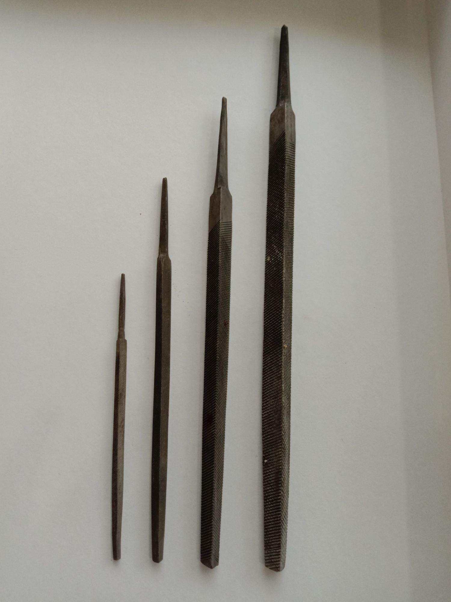 1 cái dũa tam giác