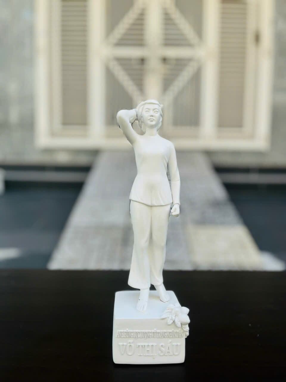 Tôn tượng cô võ thị sáu 30cm