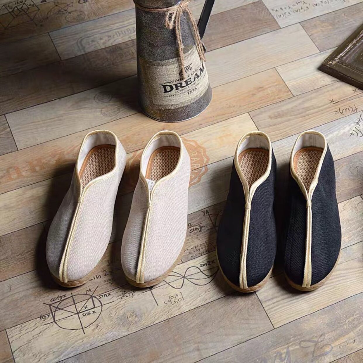 Phong cách Nam vintage nổi bật với những đôi giày mang hơi hướng Trung Quốc cổ điển. Được lấy cảm hứng từ những năm 70, hãy cùng chiêm ngưỡng những đôi giày độc đáo và sang trọng này.