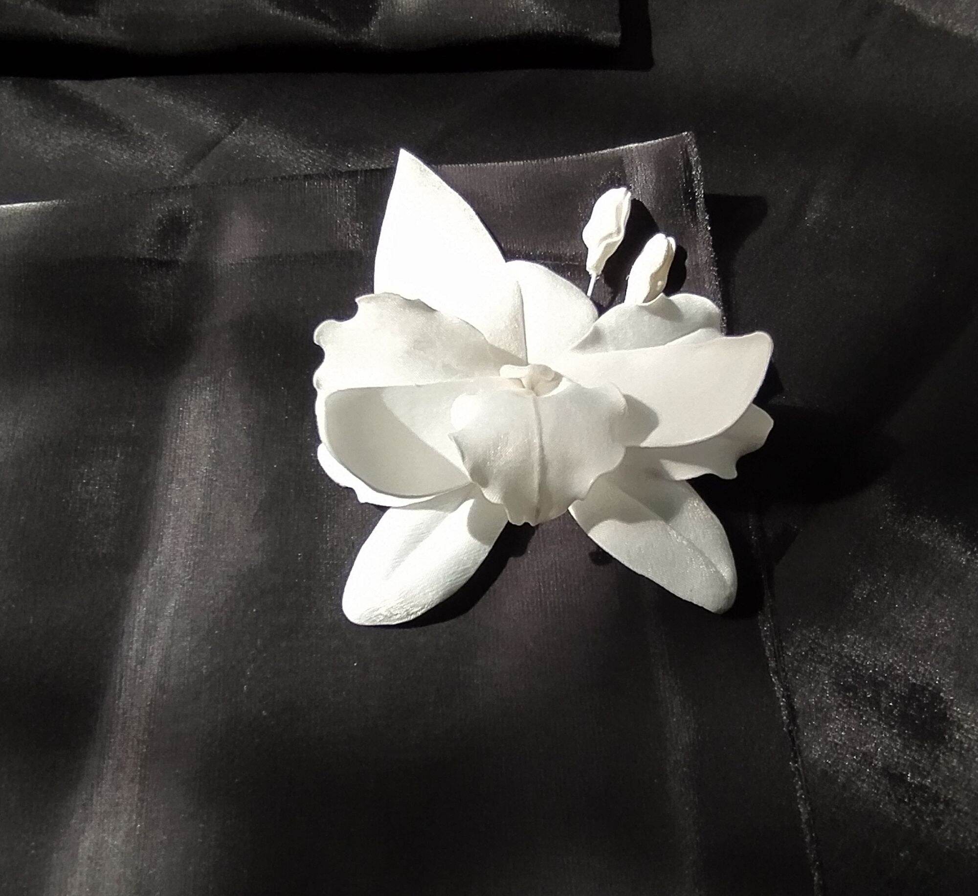 Hoa lan màu trắng cài áo handmade Canto size 12cm