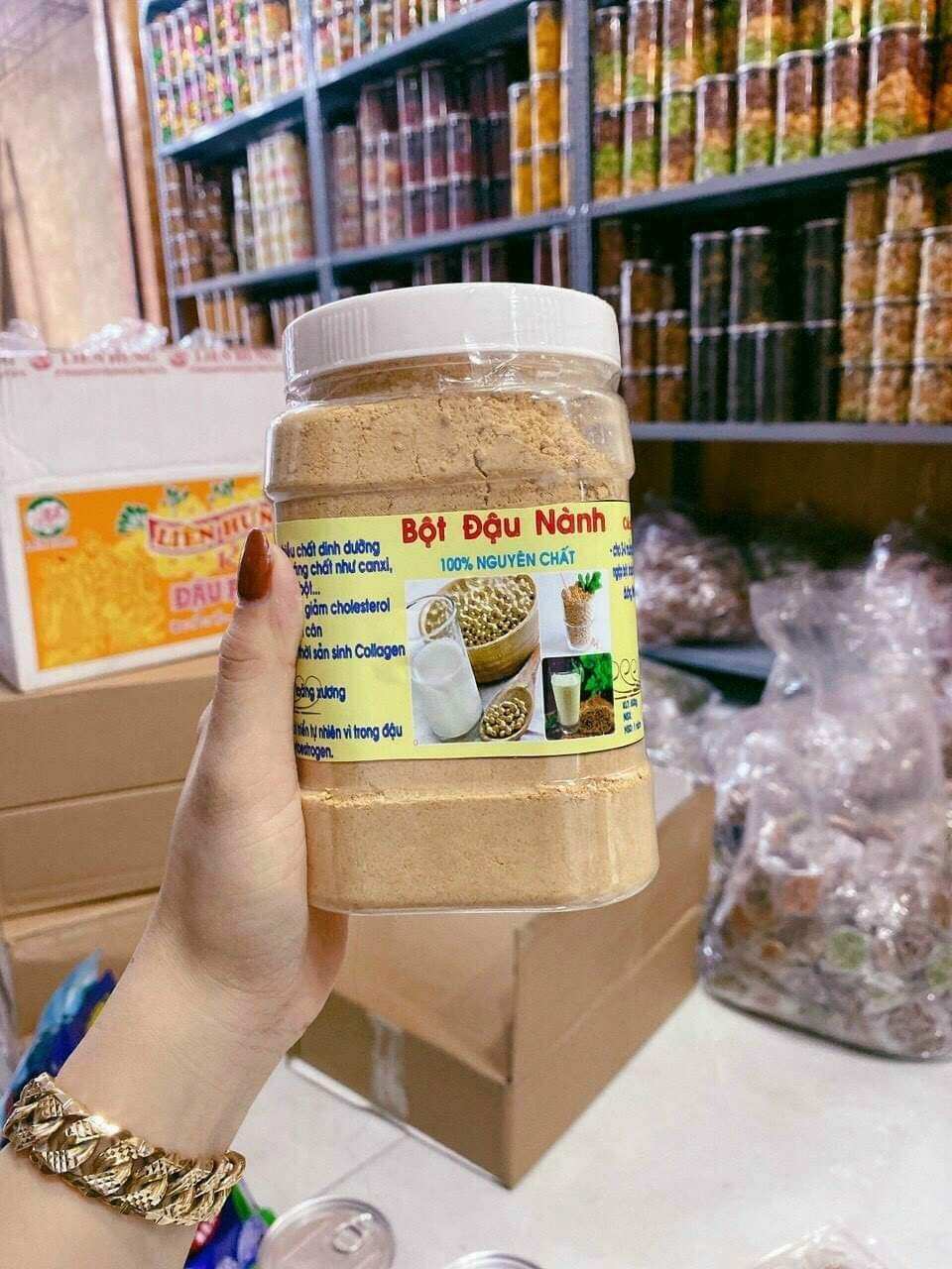 BỘT ĐẬU NÀNH  Bột đậu nành rang thơm lắm, nguyên chất không pha.  ✅ Cách pha chế : Cả nhà lấy ly ( ca ) lấy 2/3 muỗng cà phê bột đậu nành pha nước nóng, đập thêm đá vào uống là bao phê nhé. Rất tốt cho sức khỏe.  Cung cấp nhiều chất dinh dưỡng.