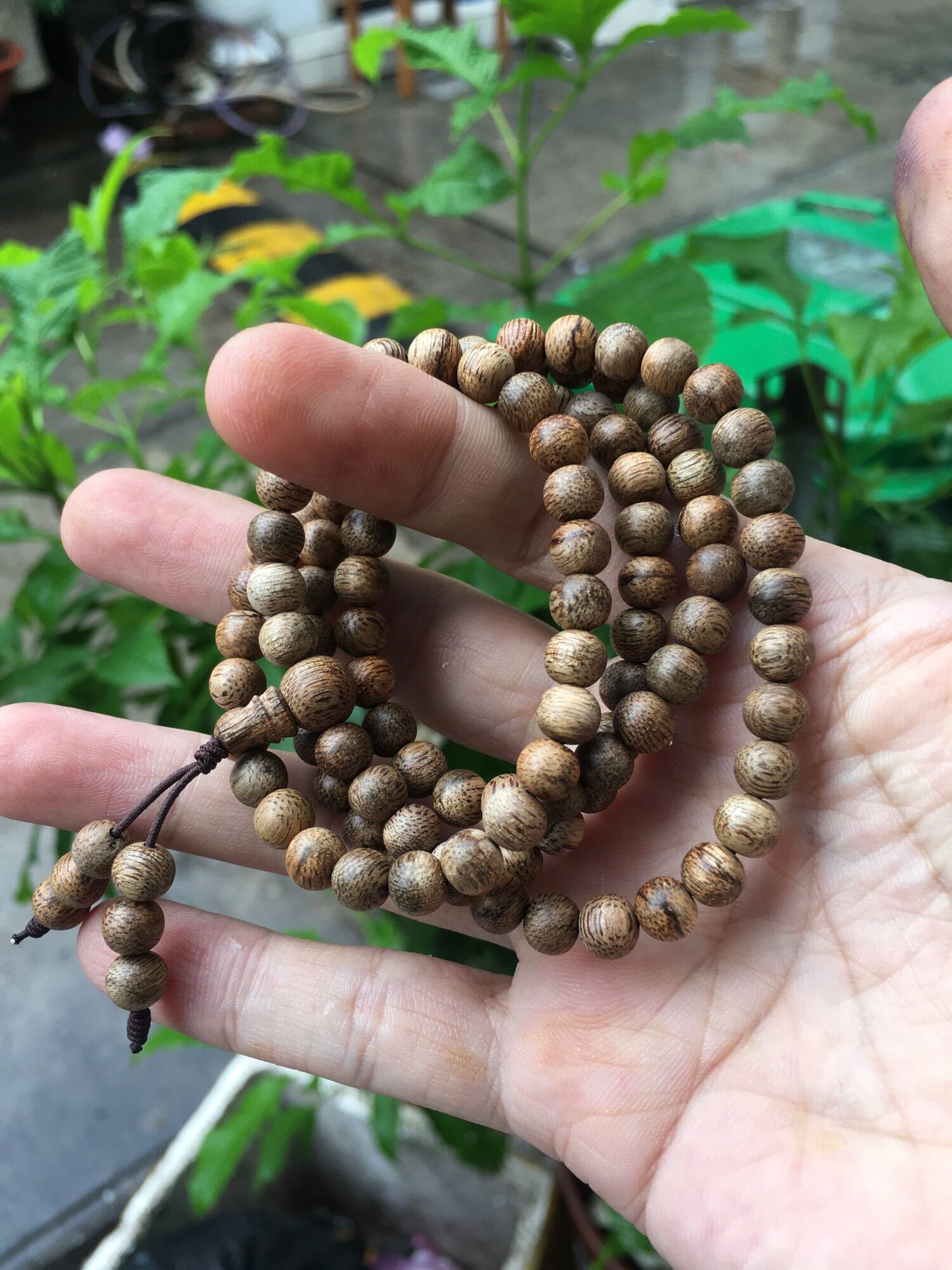 Chuỗi 108 hạt trầm hương tốc tự nhiên.