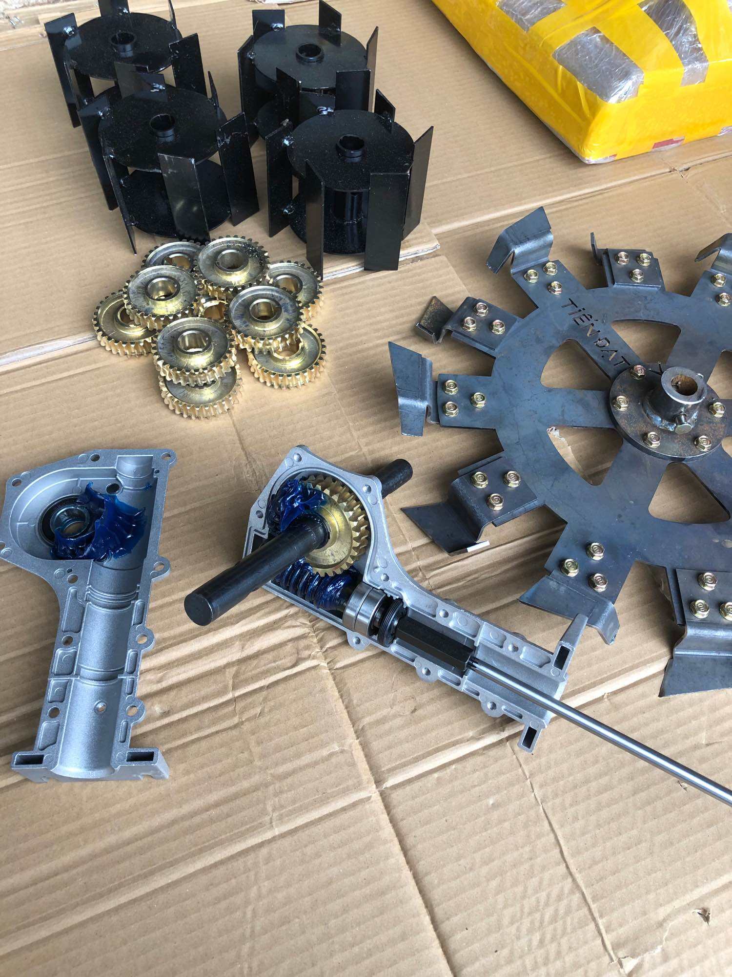 Trọn bộ đào rãnh chôn ống tưới, ráp máy cắt cỏ ống cần 28mm, ti 9 khía.