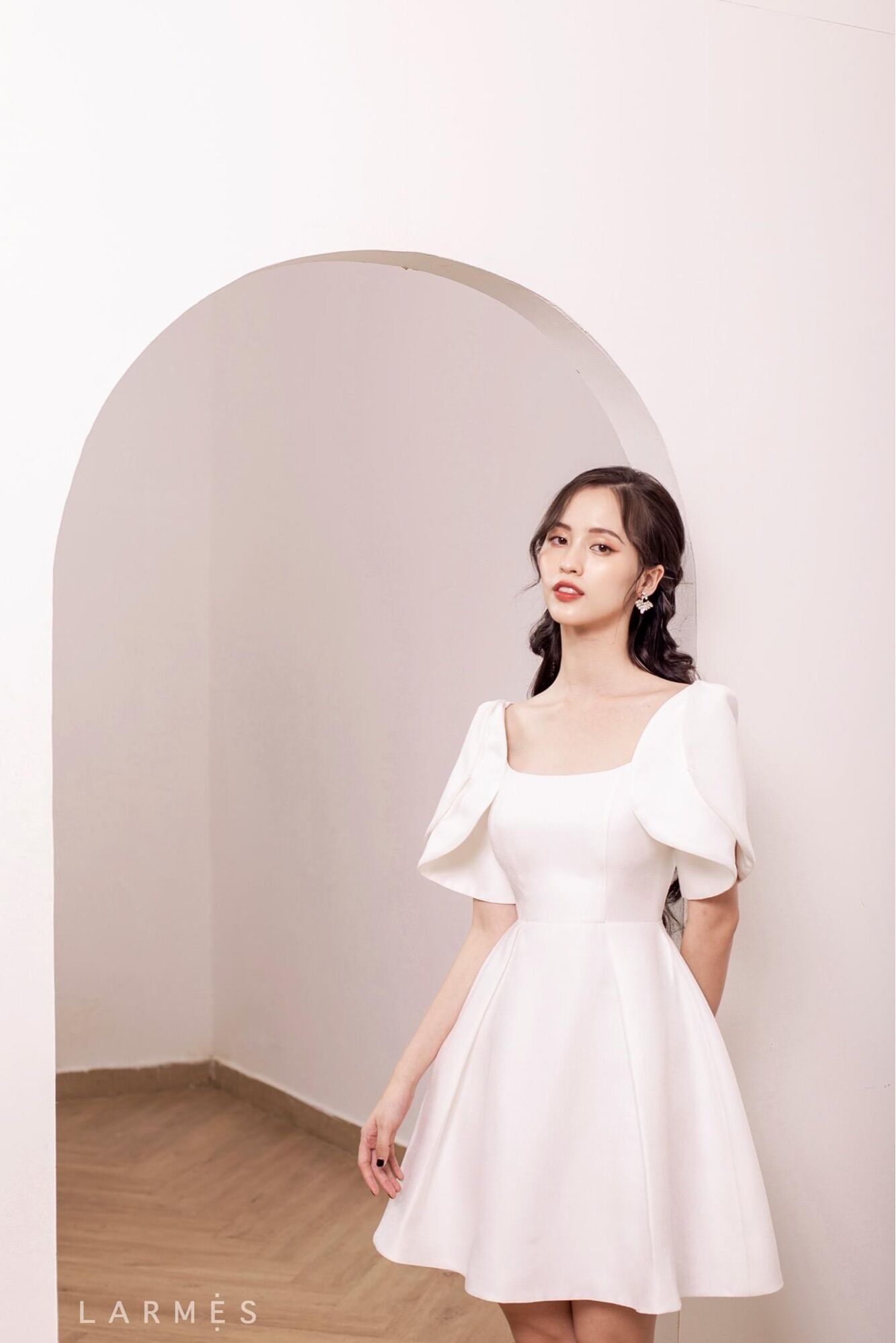 LARMES - Đầm trắng tay thiên nga Swan